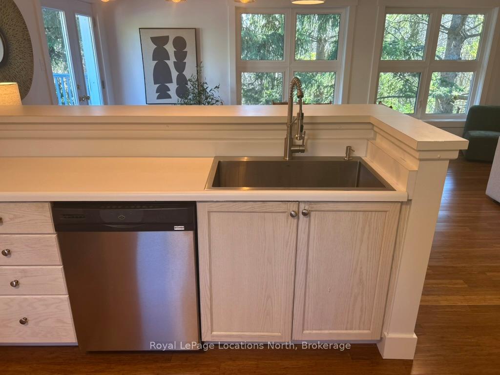 Photo 4 of 912 Cedar Pointe Court, Collingwood — HOMEH