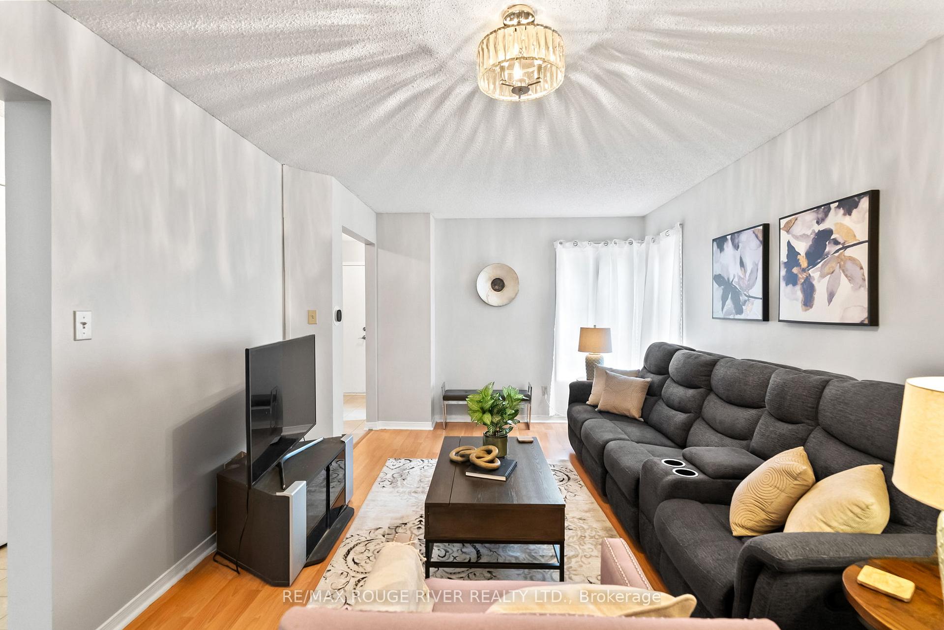 Photo 5 of 31 Sharp Crescent, Ajax, Central — HOMEH