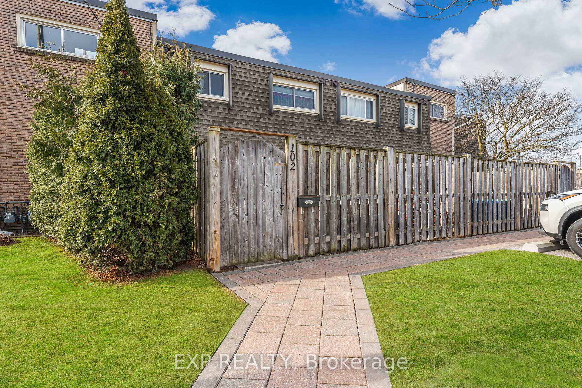 Front of Unit 102, 5 Woodlawn Court