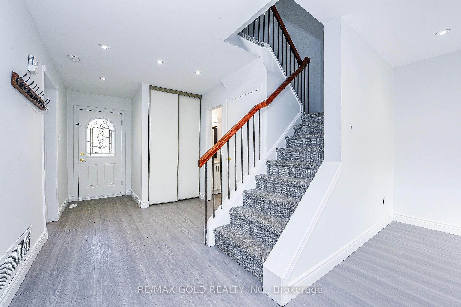 Photo 4 of 14 Nottawasaga Crescent, Brampton, Heart Lake West — HOMEH