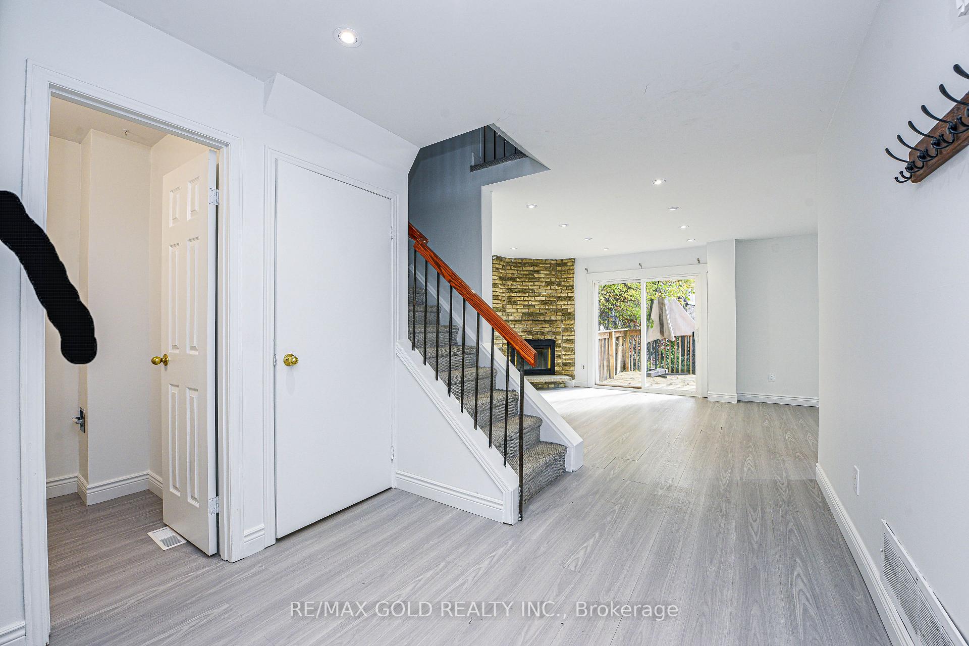 Photo 5 of 14 Nottawasaga Crescent, Brampton, Heart Lake West — HOMEH