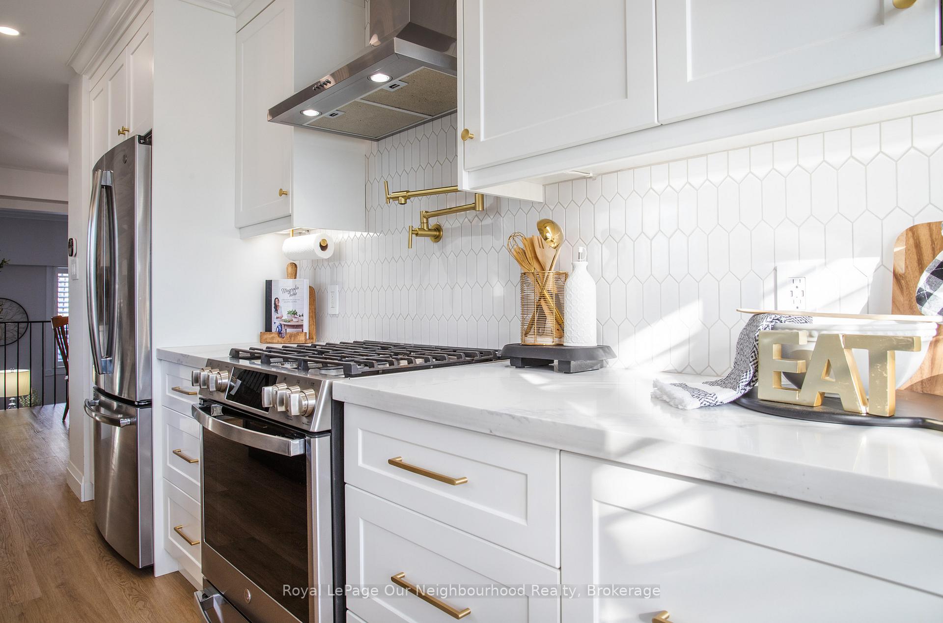 Photo 4 of 18 Hailey Court, Clarington, Bowmanville — HOMEH