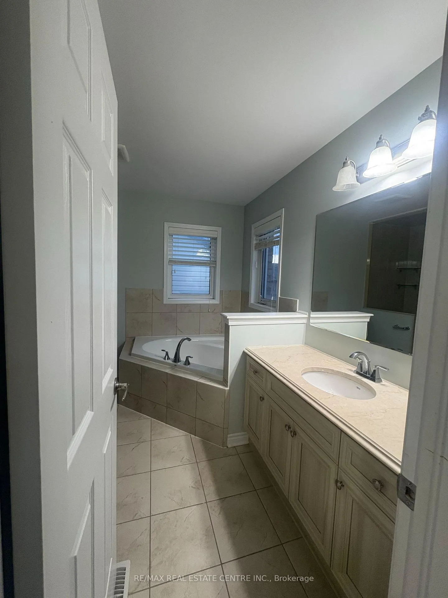 Photo 7 of 24 Stedford Crescent, Brampton, Northwest Brampton — HOMEH