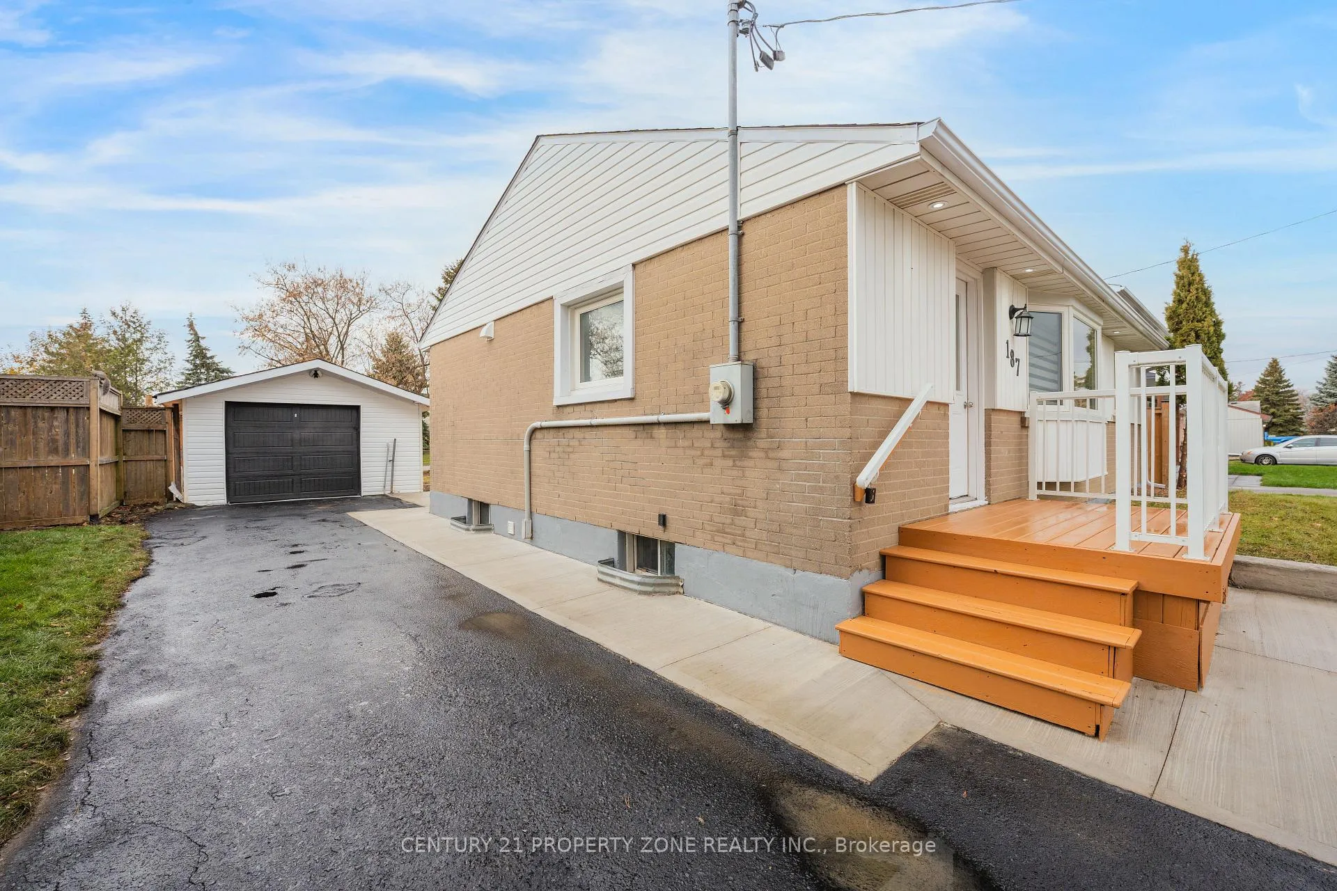 Photo 2 of 187 Martha Crescent, Caledon, Bolton West — HOMEH