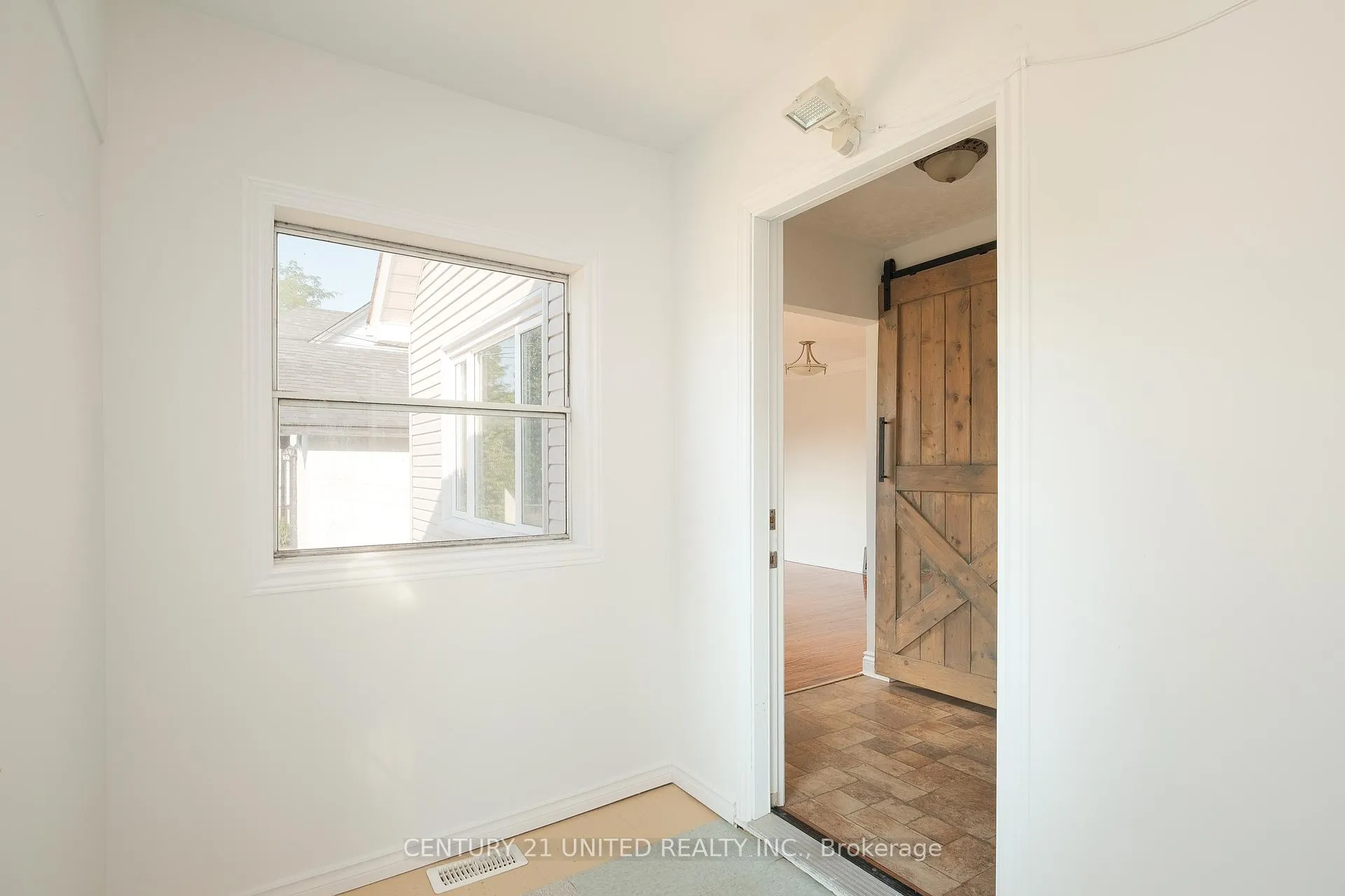 Photo 3 of 334 Mckellar Street, Peterborough, Otonabee Ward 1 — HOMEH
