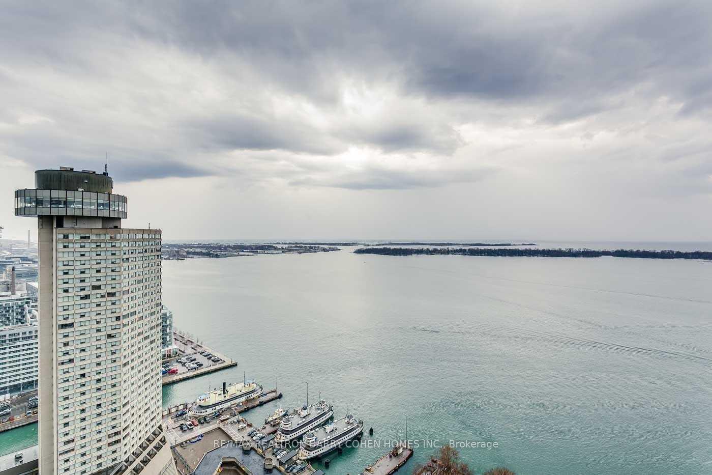 Front of Unit 503, 33 Harbour Square
