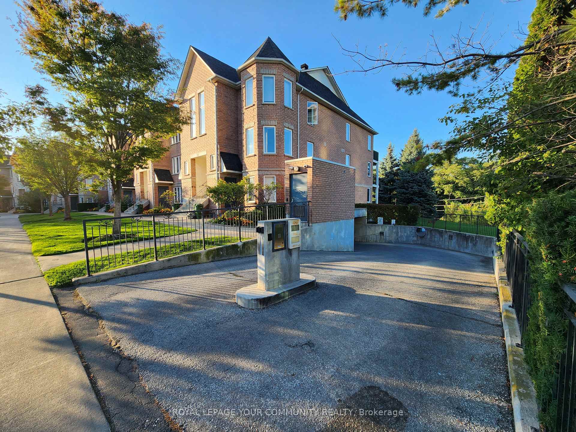 Photo 31 of Unit 202, 80 Aerodrome Crescent, Toronto, Leaside — HOMEH