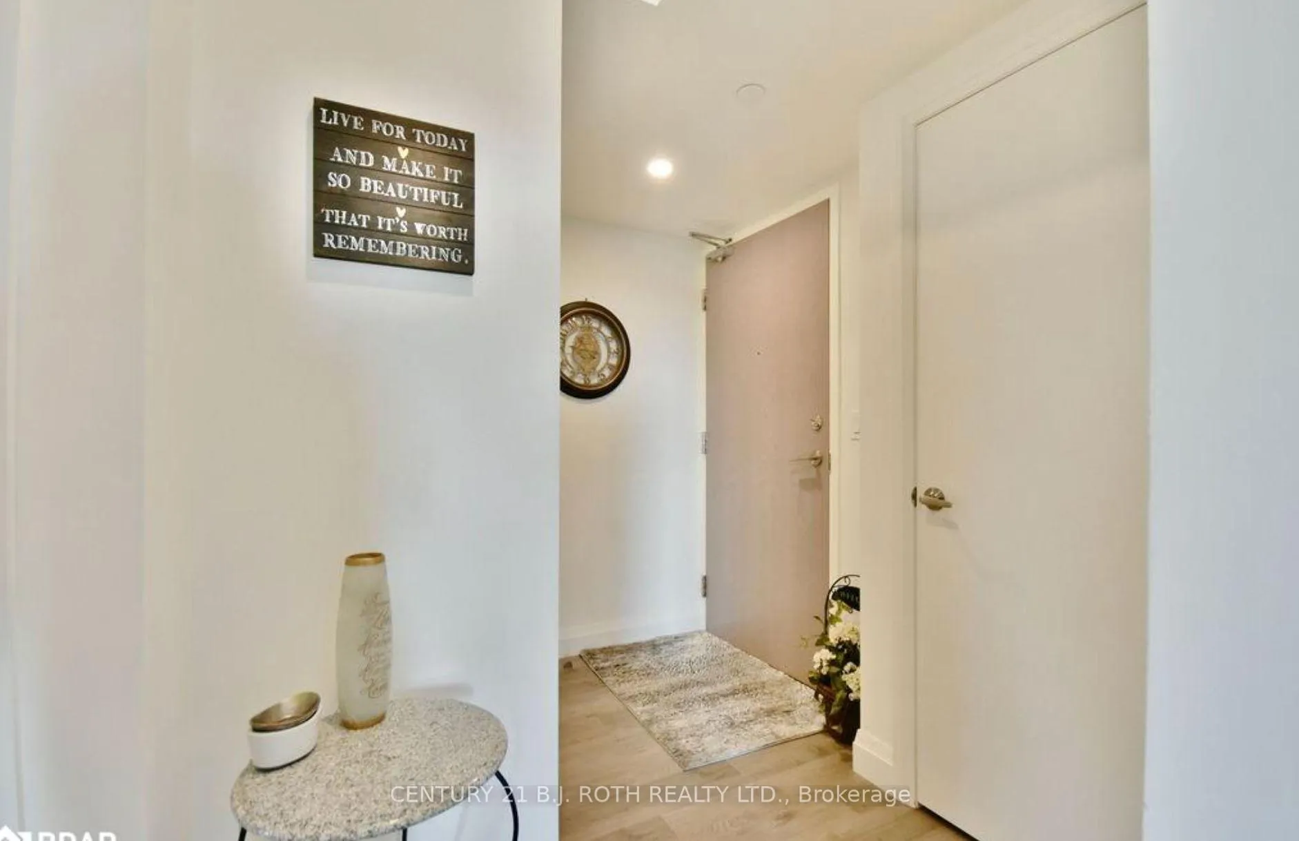 Photo 4 of Unit 818, 58 Lakeside Terrace, Barrie, Little Lake — HOMEH
