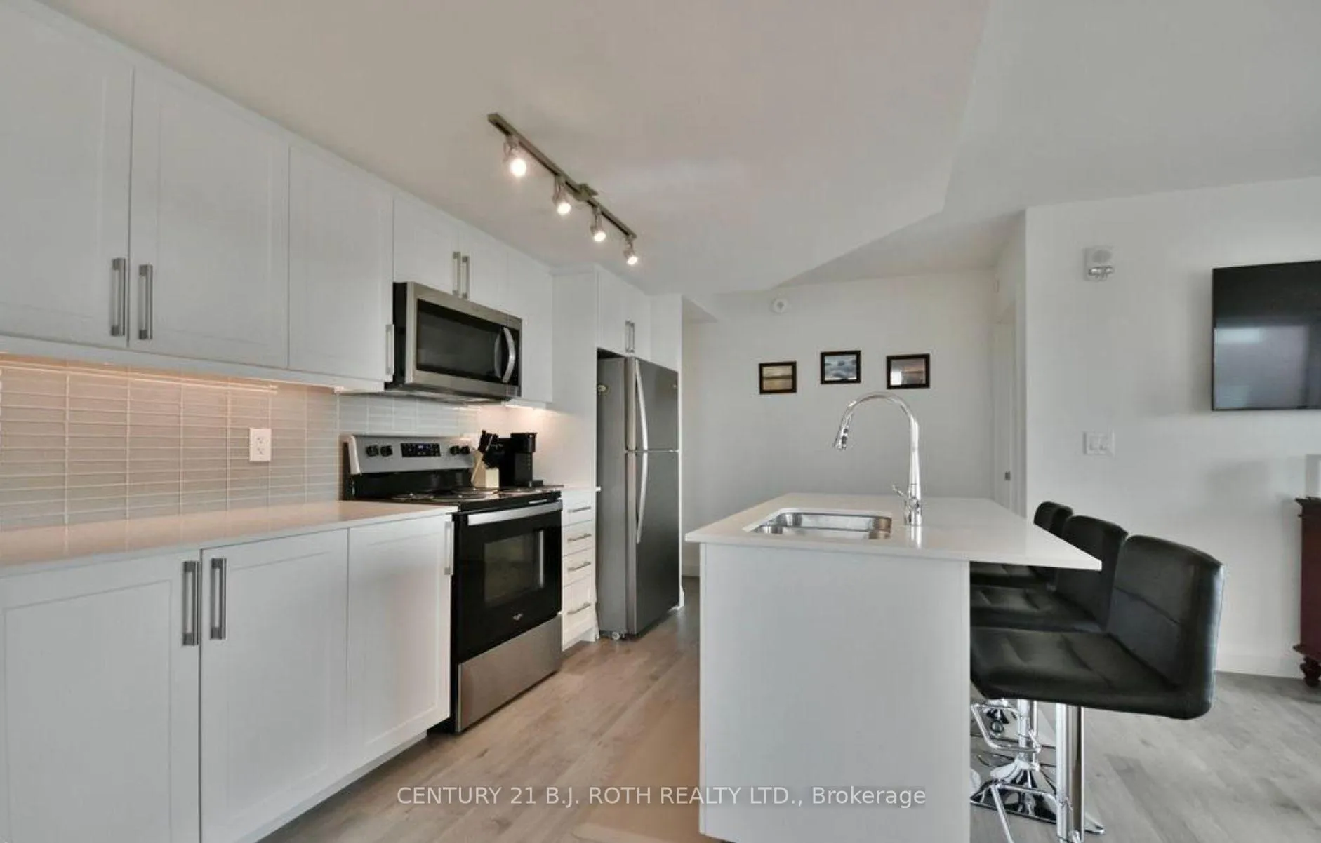 Photo 5 of Unit 818, 58 Lakeside Terrace, Barrie, Little Lake — HOMEH