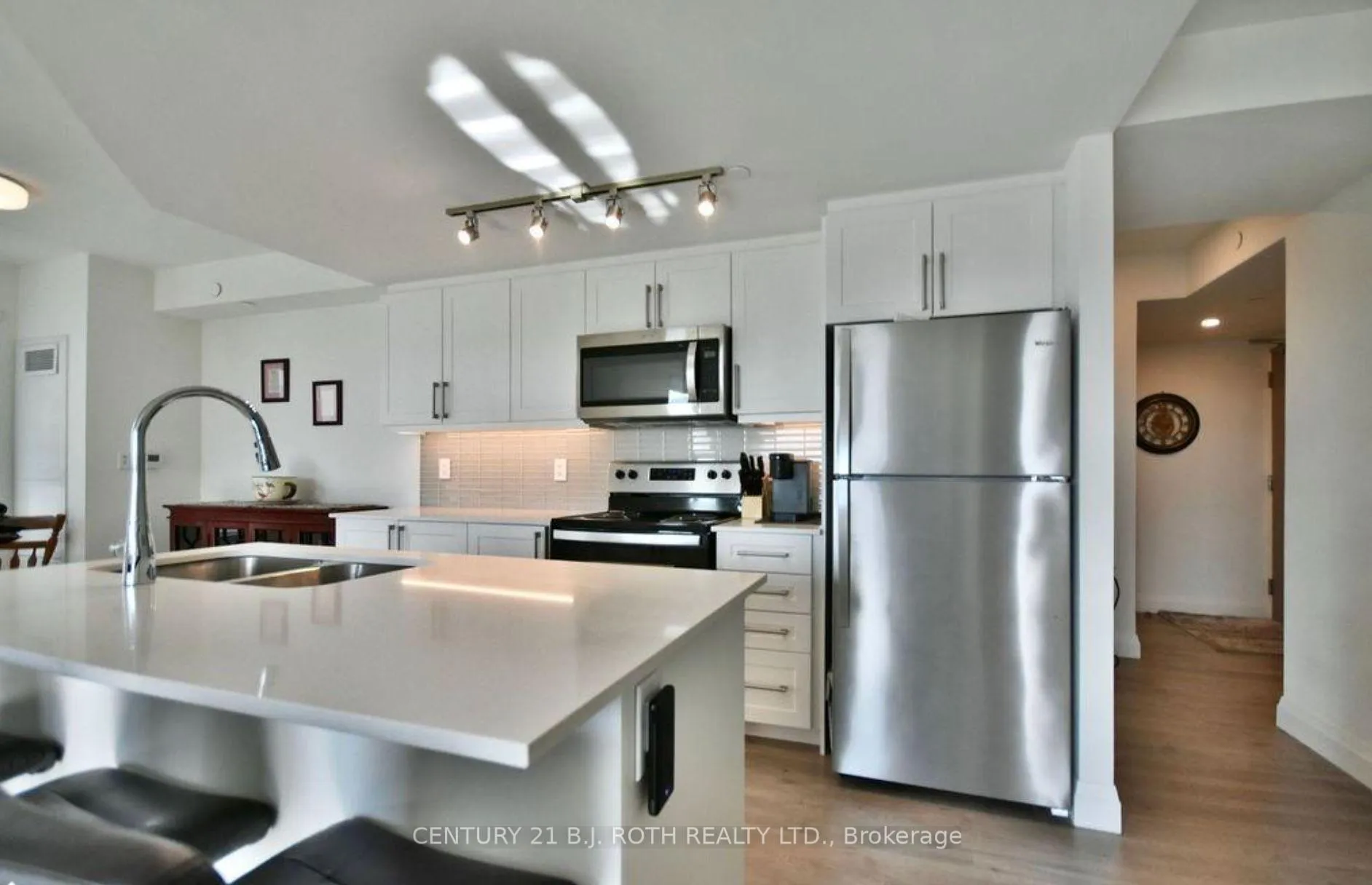 Photo 7 of Unit 818, 58 Lakeside Terrace, Barrie, Little Lake — HOMEH