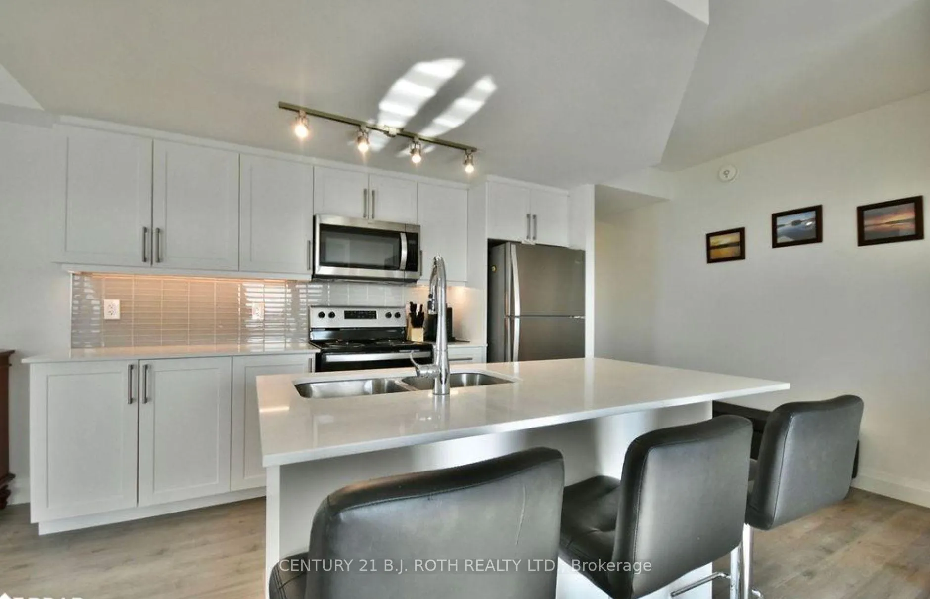 Photo 8 of Unit 818, 58 Lakeside Terrace, Barrie, Little Lake — HOMEH