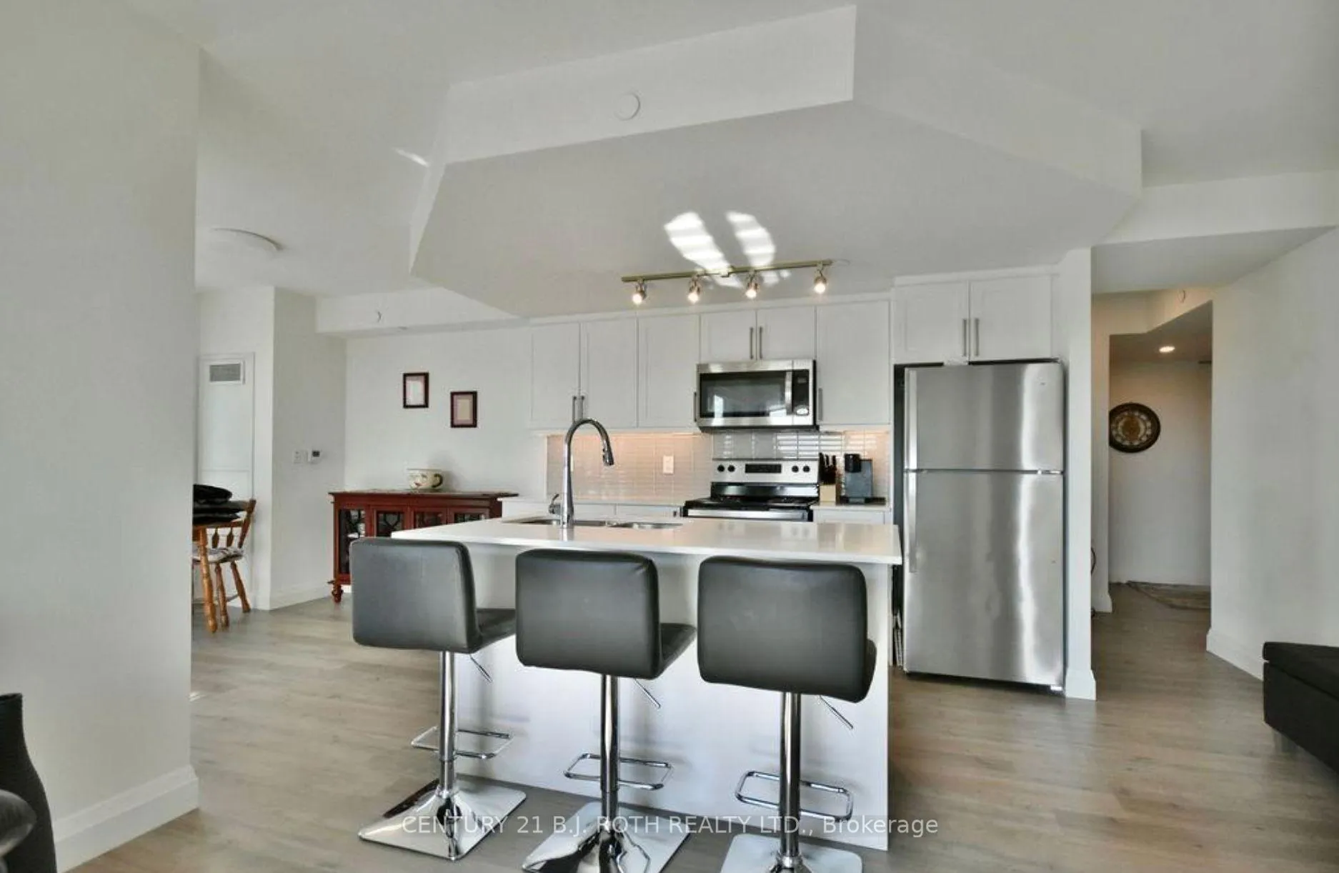 Photo 9 of Unit 818, 58 Lakeside Terrace, Barrie, Little Lake — HOMEH