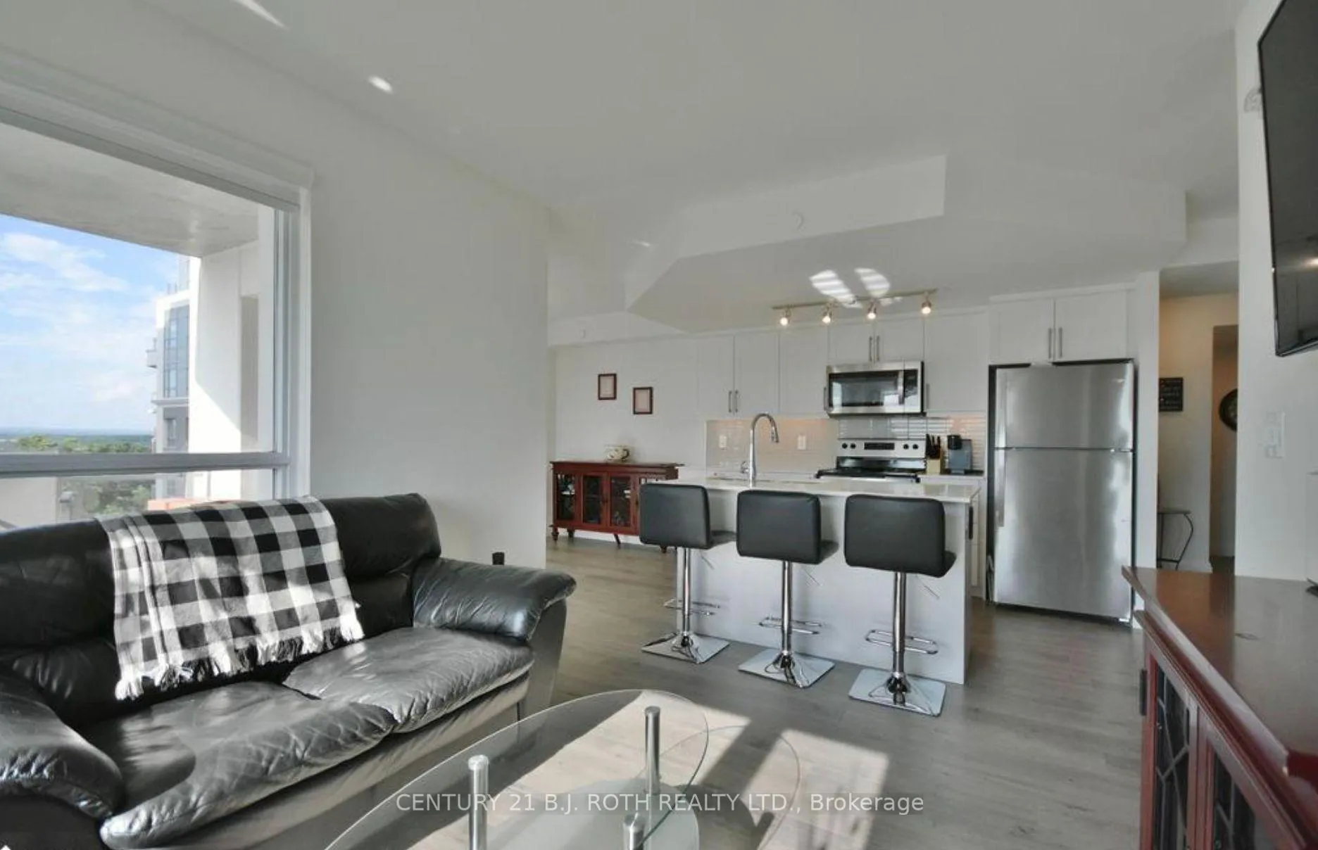 Photo 10 of Unit 818, 58 Lakeside Terrace, Barrie, Little Lake — HOMEH