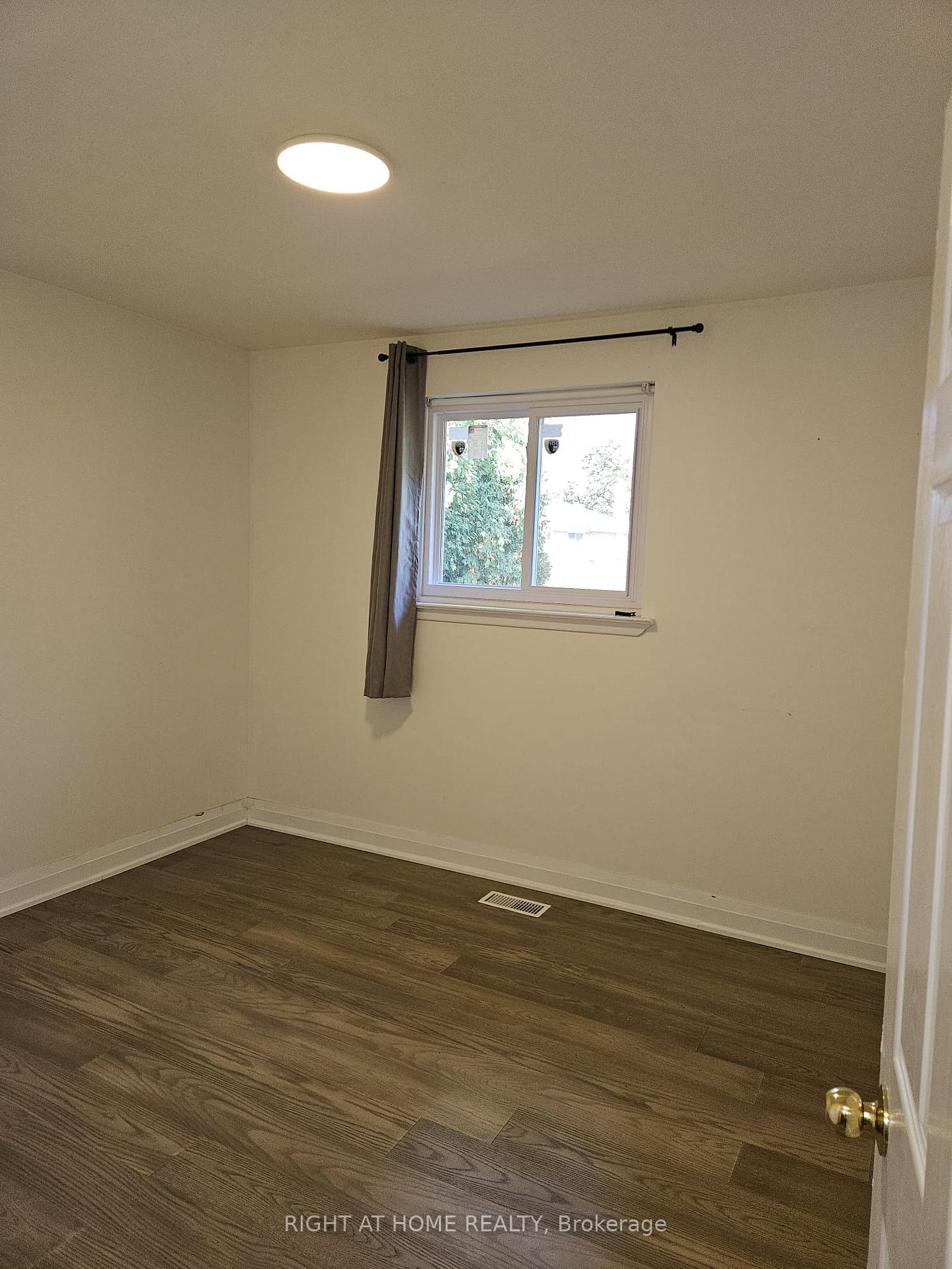Photo 8 of 4 Jasper Drive, Aurora, Aurora Heights — HOMEH