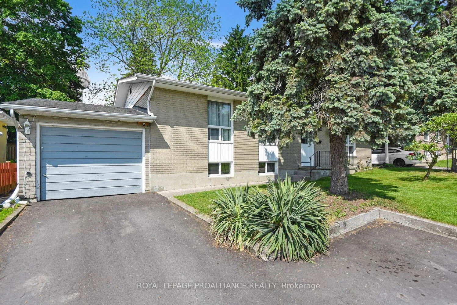 Photo 2 of 18 Convay Crescent, Brockville — HOMEH