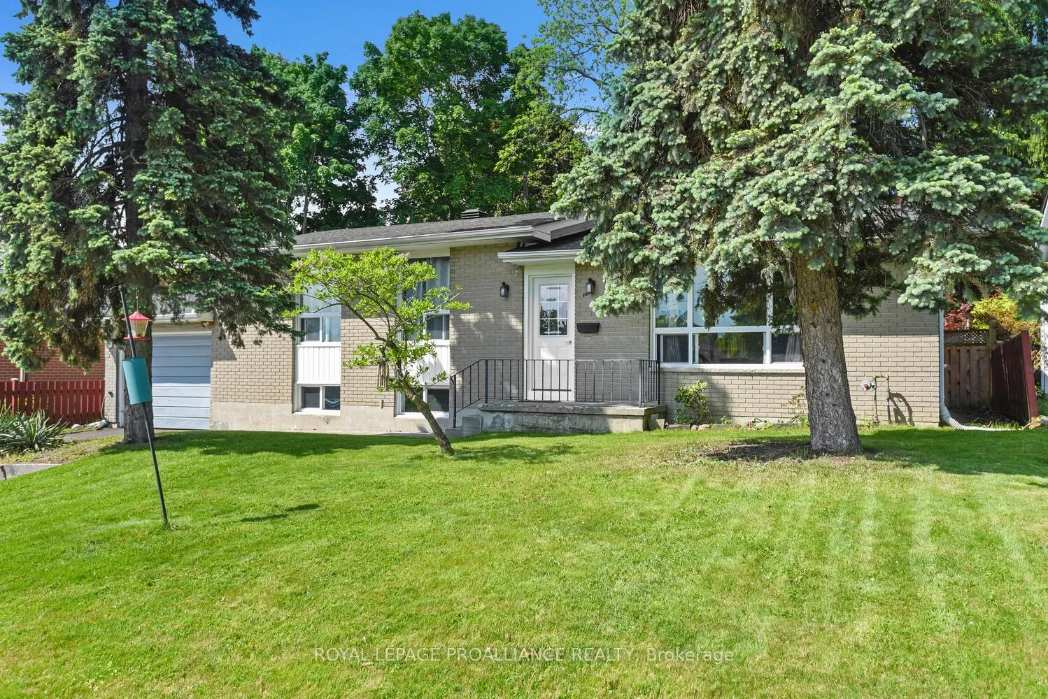 Photo 3 of 18 Convay Crescent, Brockville — HOMEH