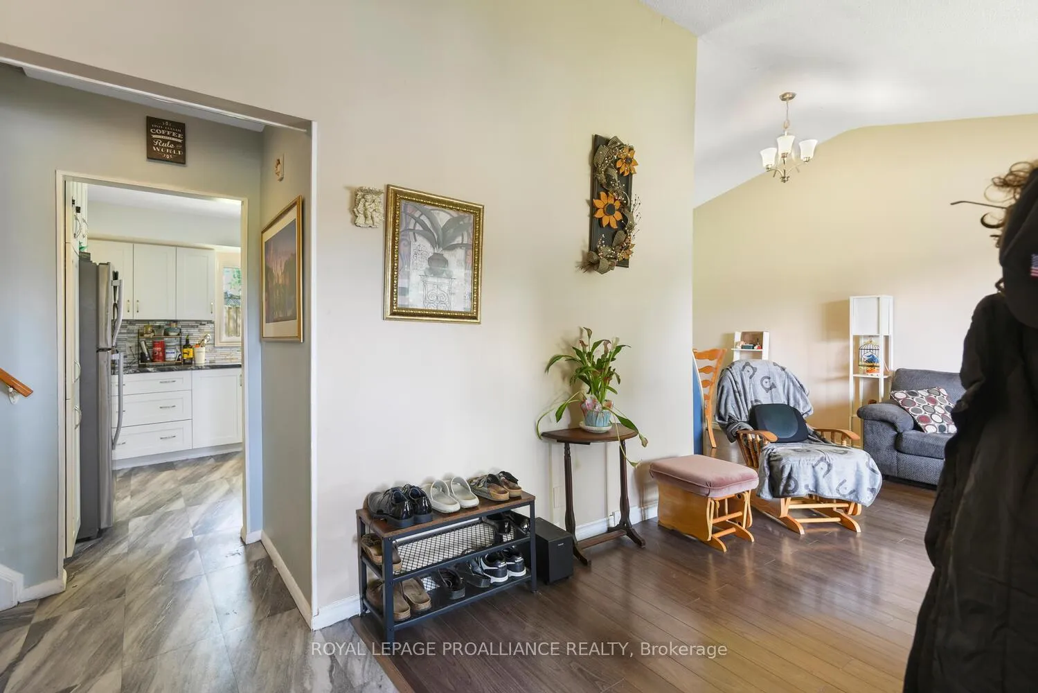 Photo 4 of 18 Convay Crescent, Brockville — HOMEH