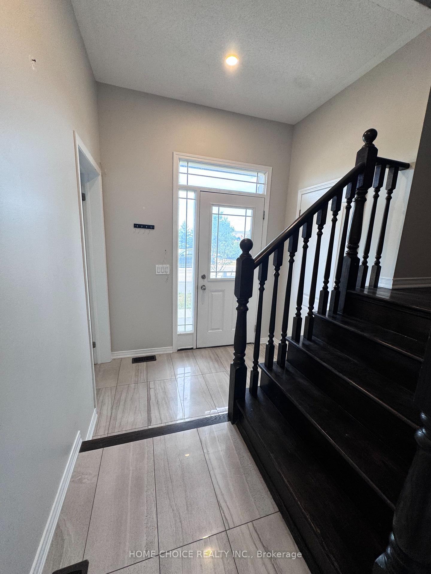 Photo 4 of 418 Dougall Avenue, Caledon, Rural Caledon — HOMEH