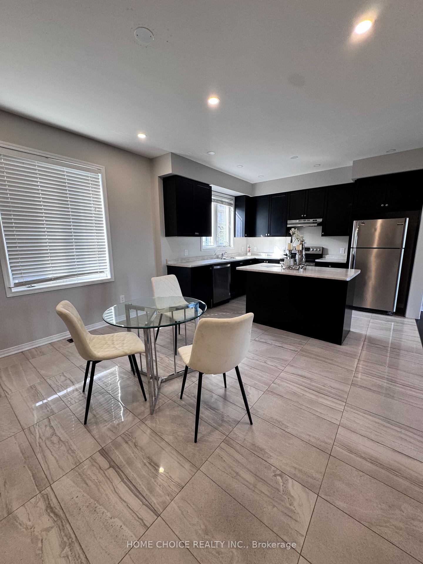 Photo 7 of 418 Dougall Avenue, Caledon, Rural Caledon — HOMEH