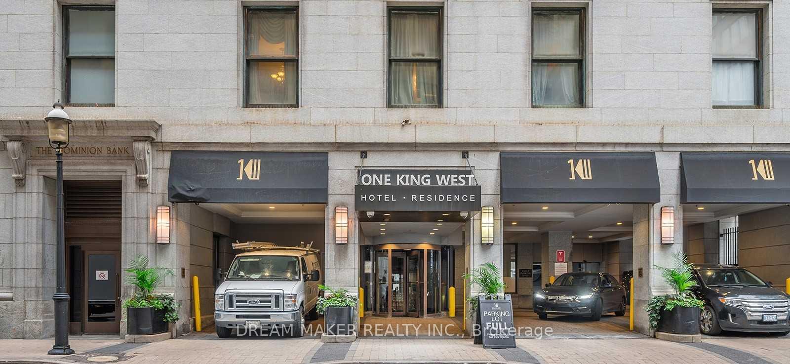 Front of Unit 918, 1 King Street W
