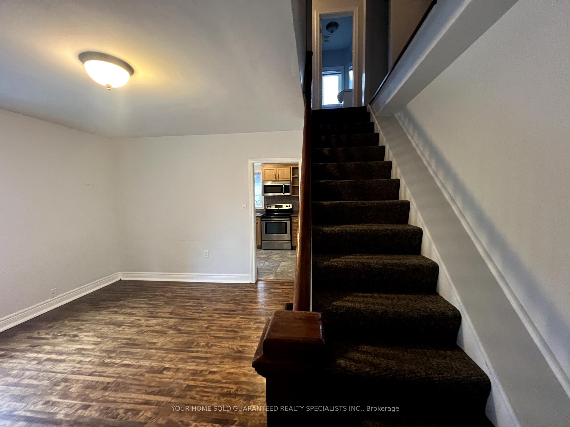 Photo 4 of 9B Wellington Street E, Aurora, Aurora Village — HOMEH