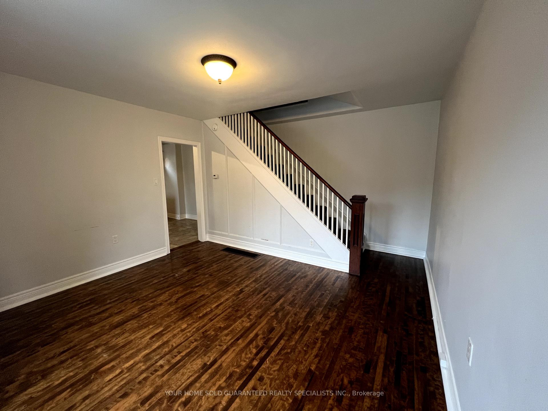 Photo 5 of 9B Wellington Street E, Aurora, Aurora Village — HOMEH