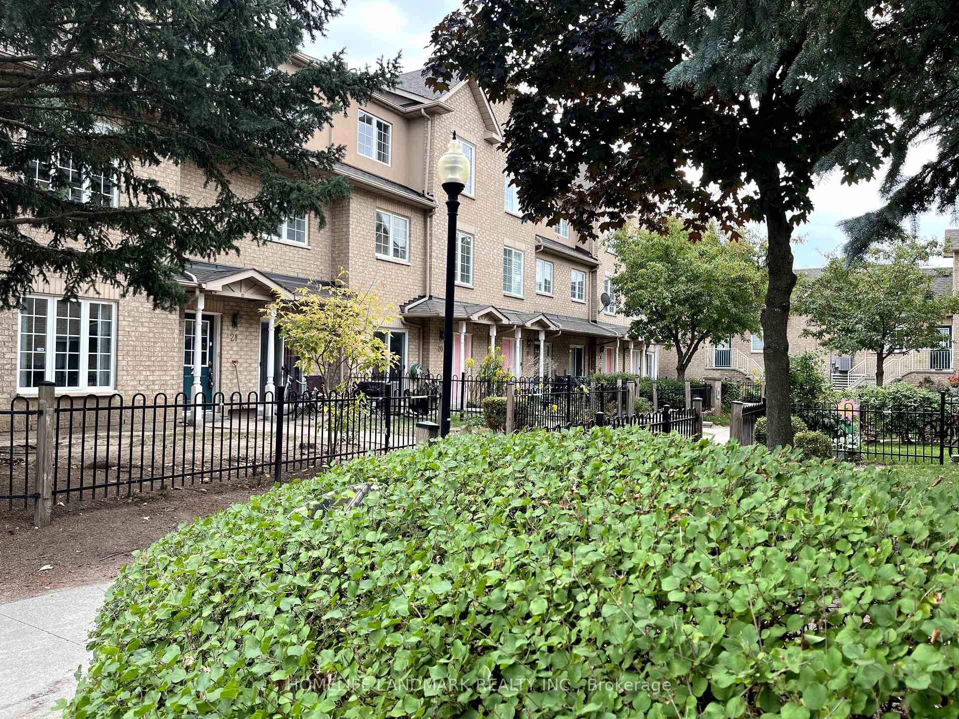 Front of Unit 20, 8 Cox Boulevard
