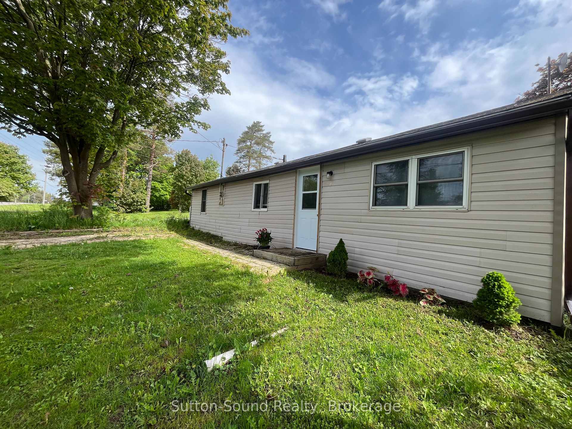 Photo 2 of 776225 Highway 10, Chatsworth — HOMEH