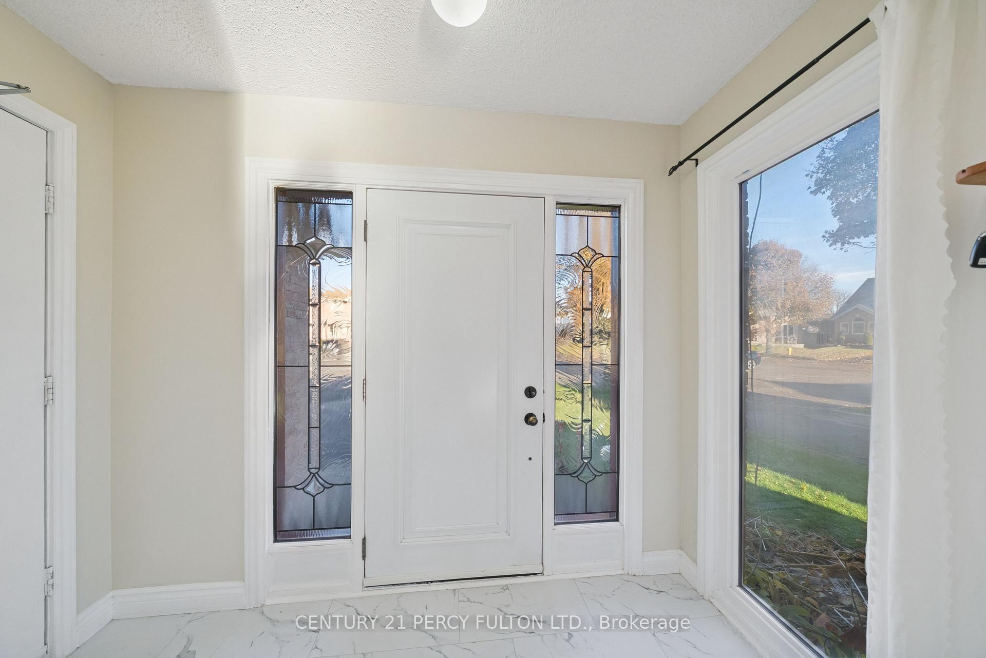 Photo 2 of 27 Arran Court, Clarington, Courtice — HOMEH