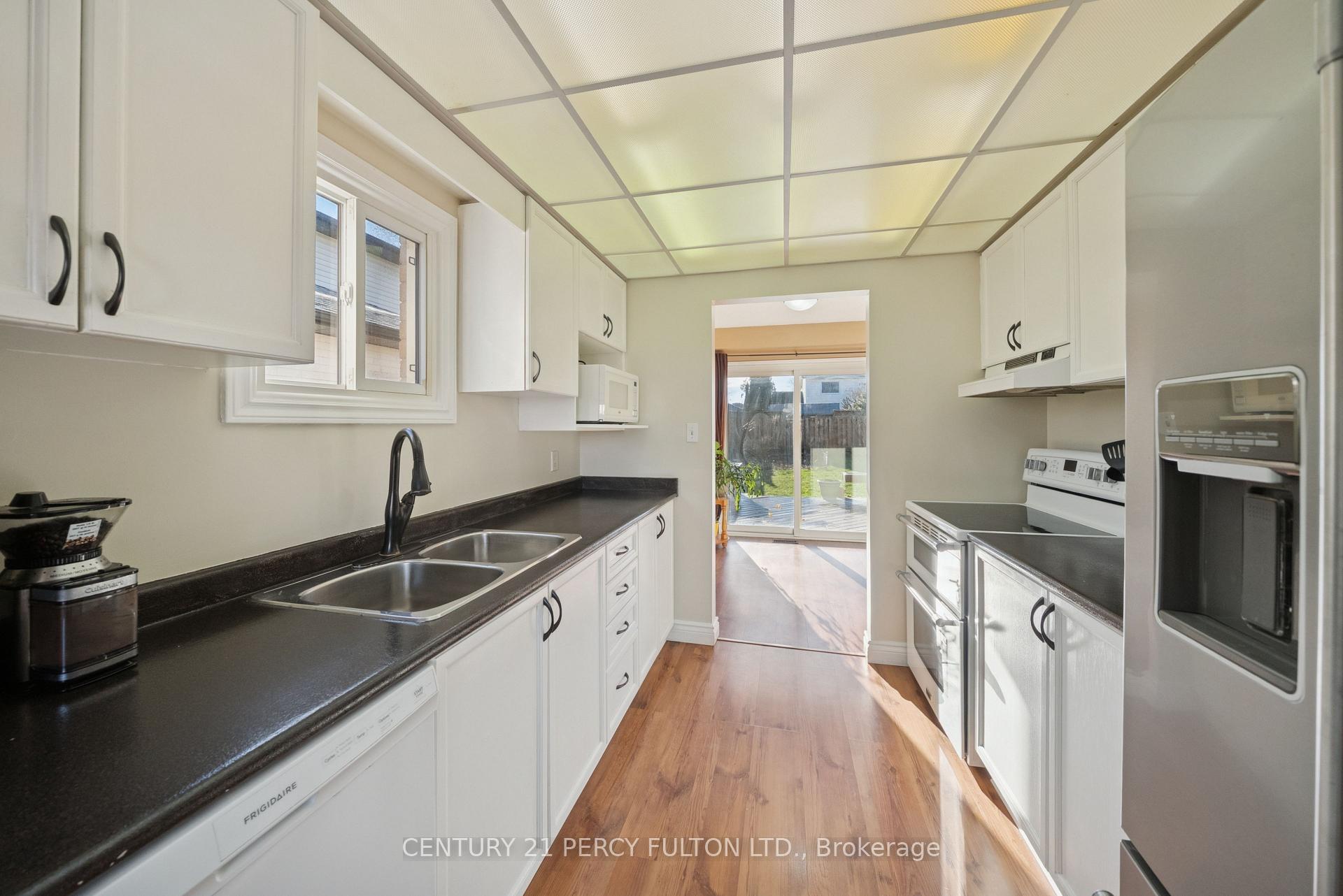 Photo 4 of 27 Arran Court, Clarington, Courtice — HOMEH