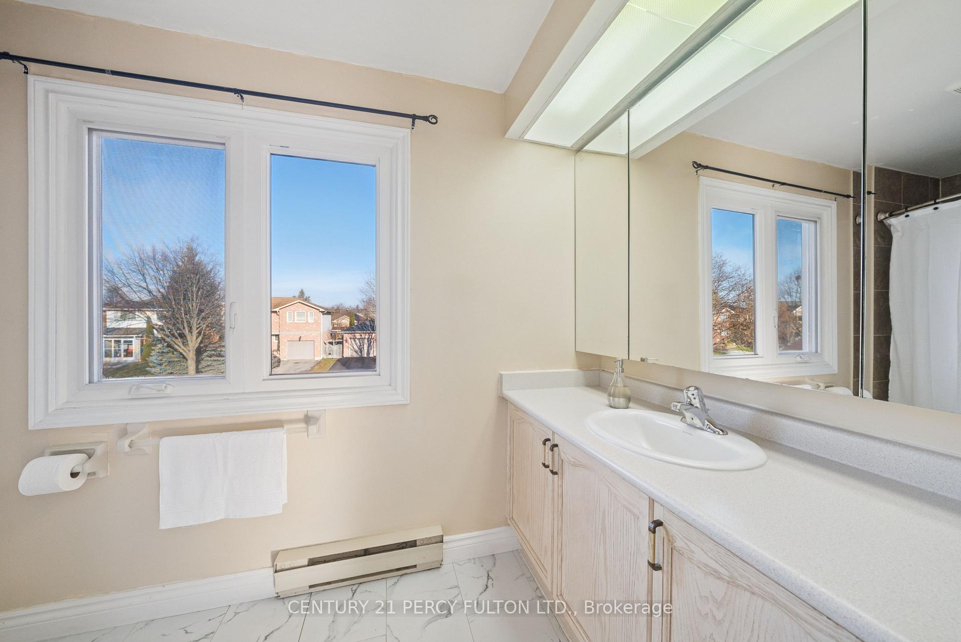 Photo 21 of 27 Arran Court, Clarington, Courtice — HOMEH