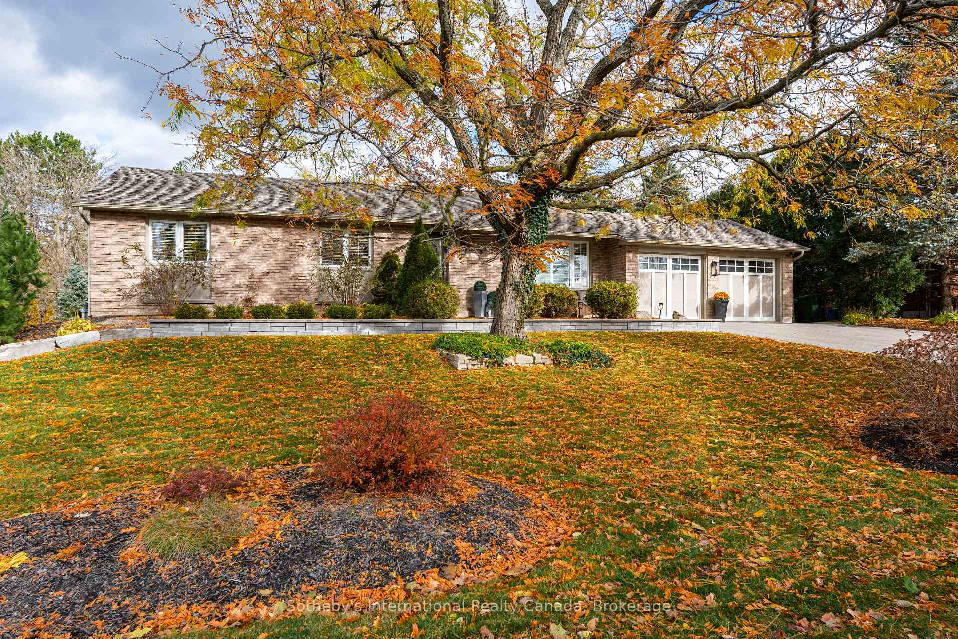 Photo 2 of 5 Brawton Drive, Caledon, Palgrave — HOMEH