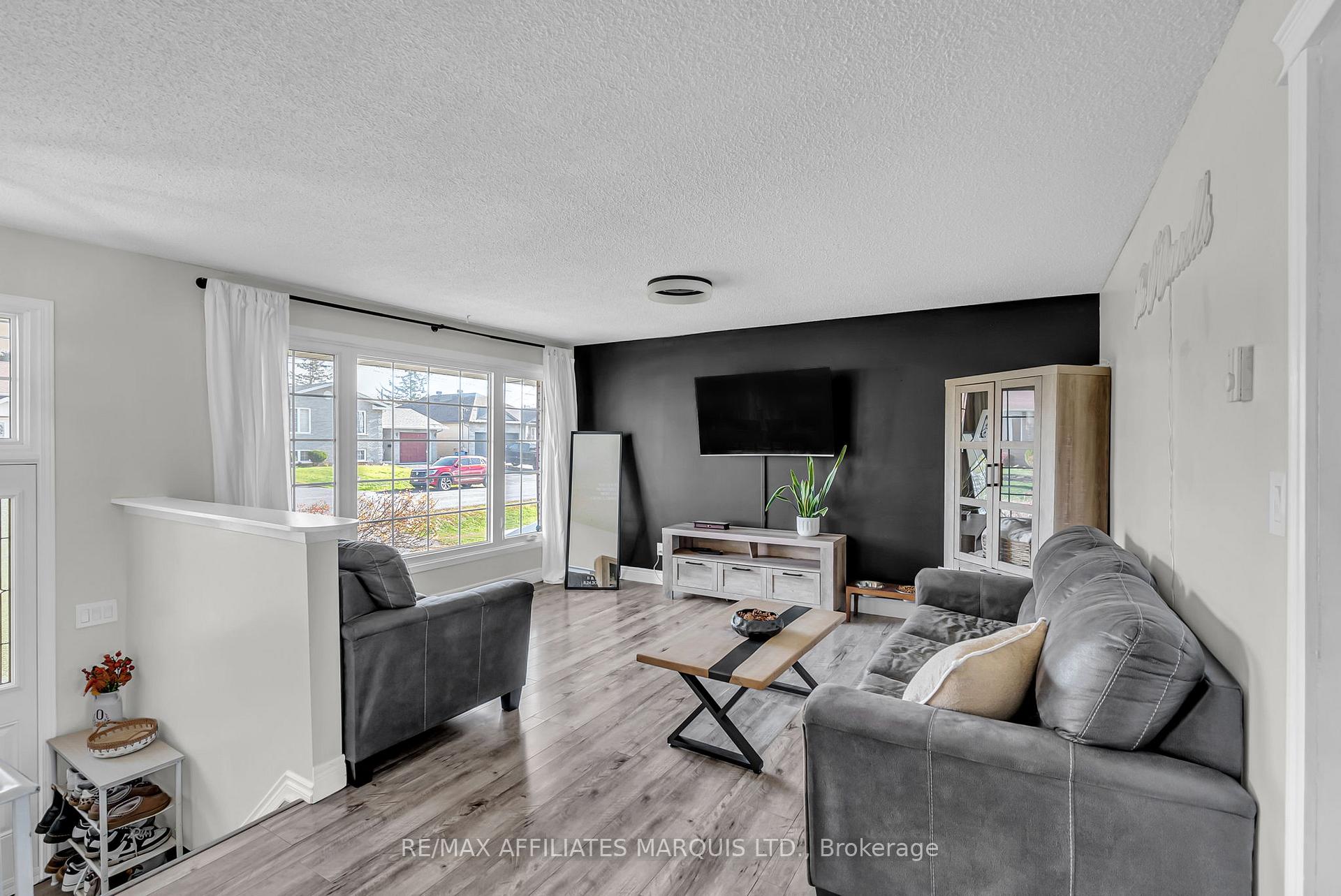 Photo 5 of 3310 Poirier Avenue, Cornwall — HOMEH