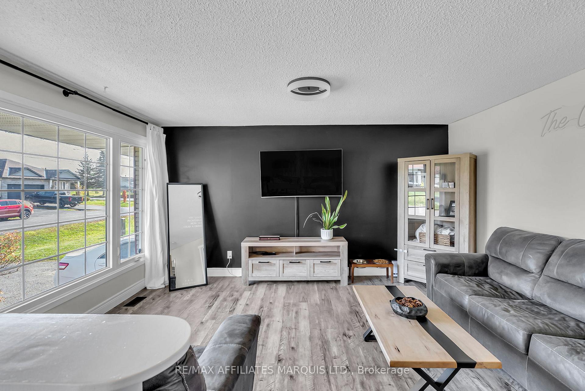 Photo 2 of 3310 Poirier Avenue, Cornwall — HOMEH