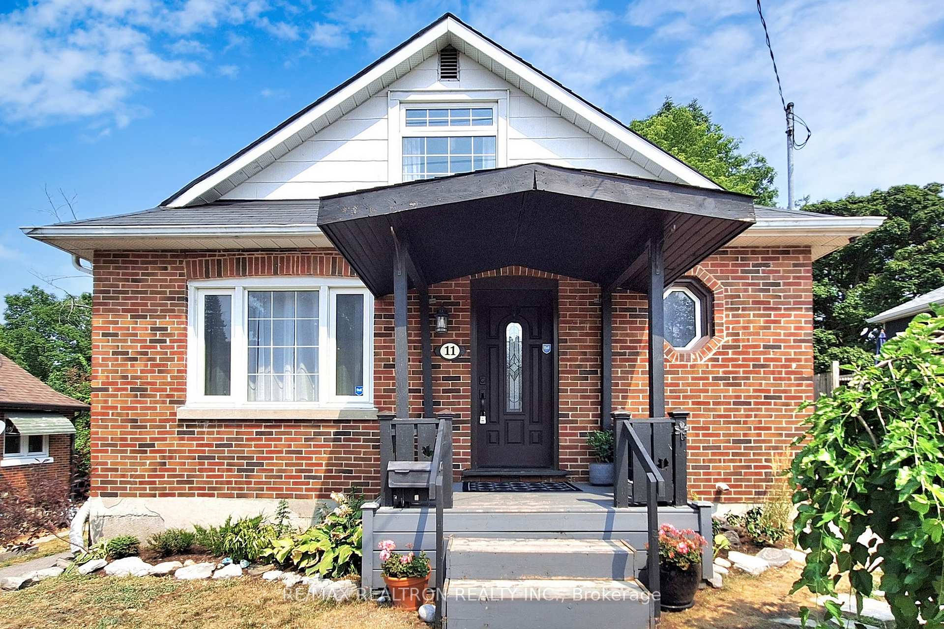 Photo 3 of 11 Eccles Street N, Barrie, Queen's Park — HOMEH