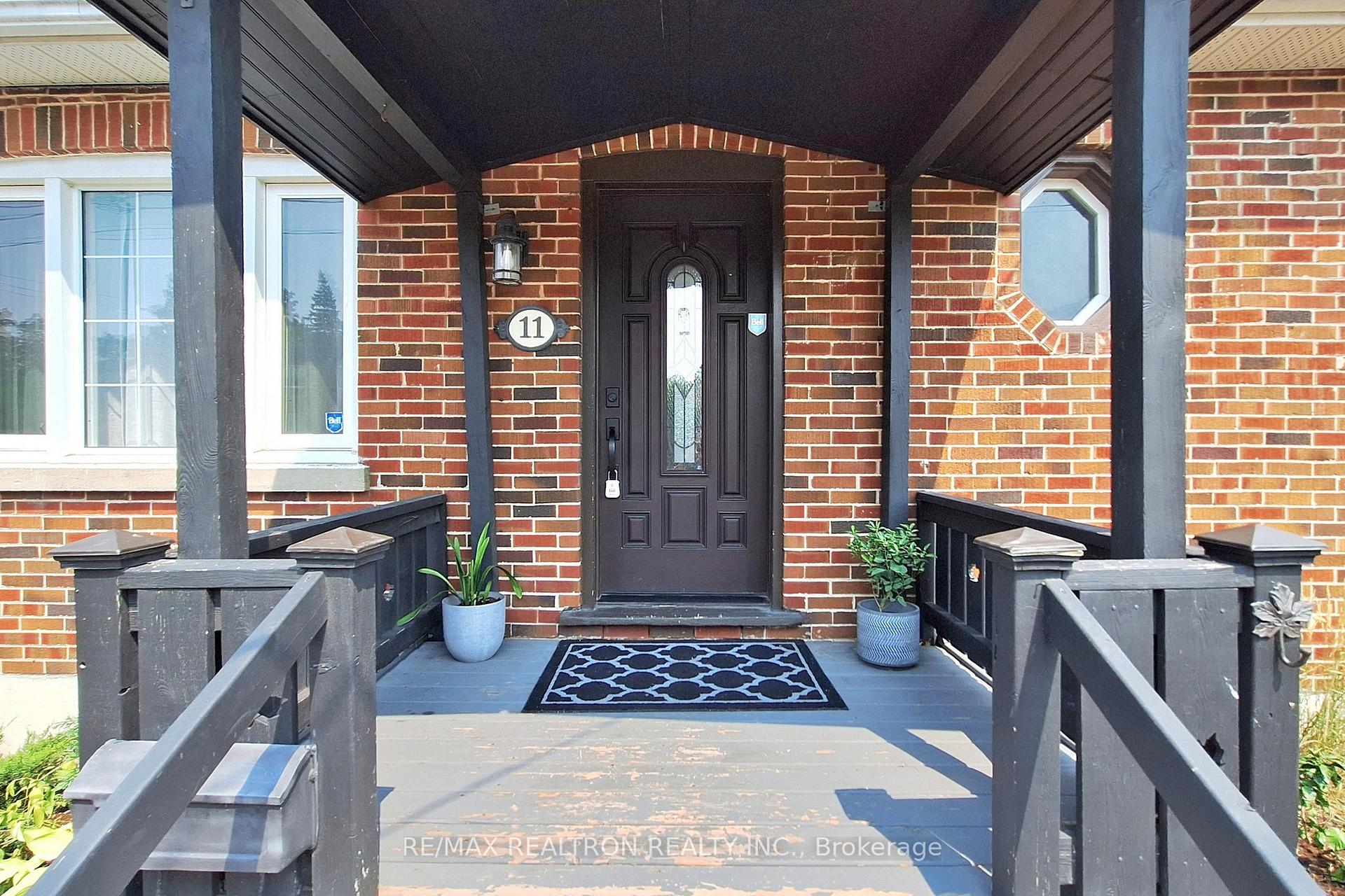 Photo 2 of 11 Eccles Street N, Barrie, Queen's Park — HOMEH