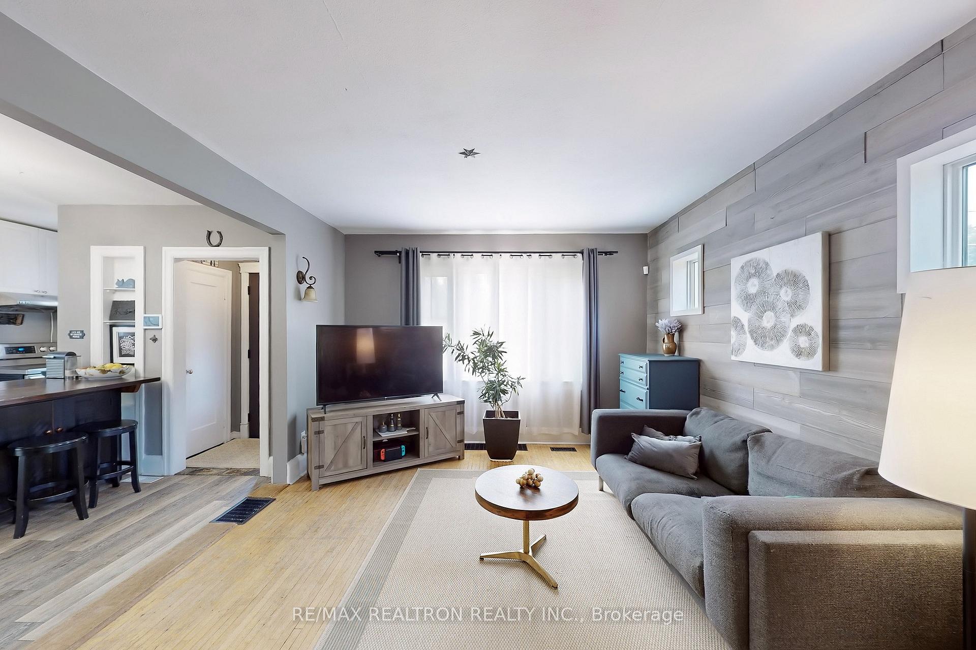 Photo 6 of 11 Eccles Street N, Barrie, Queen's Park — HOMEH