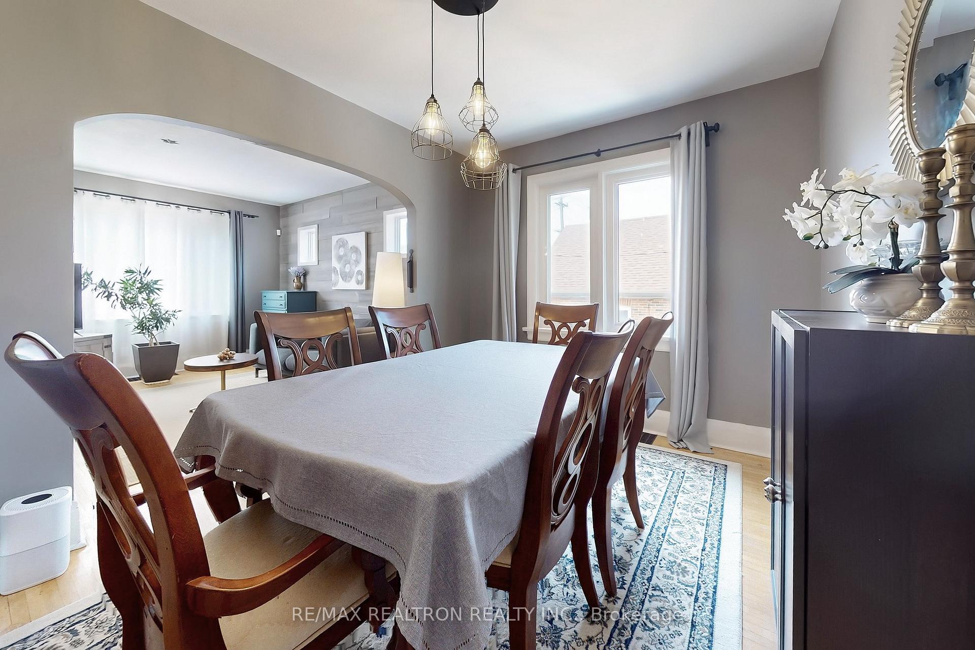 Photo 16 of 11 Eccles Street N, Barrie, Queen's Park — HOMEH