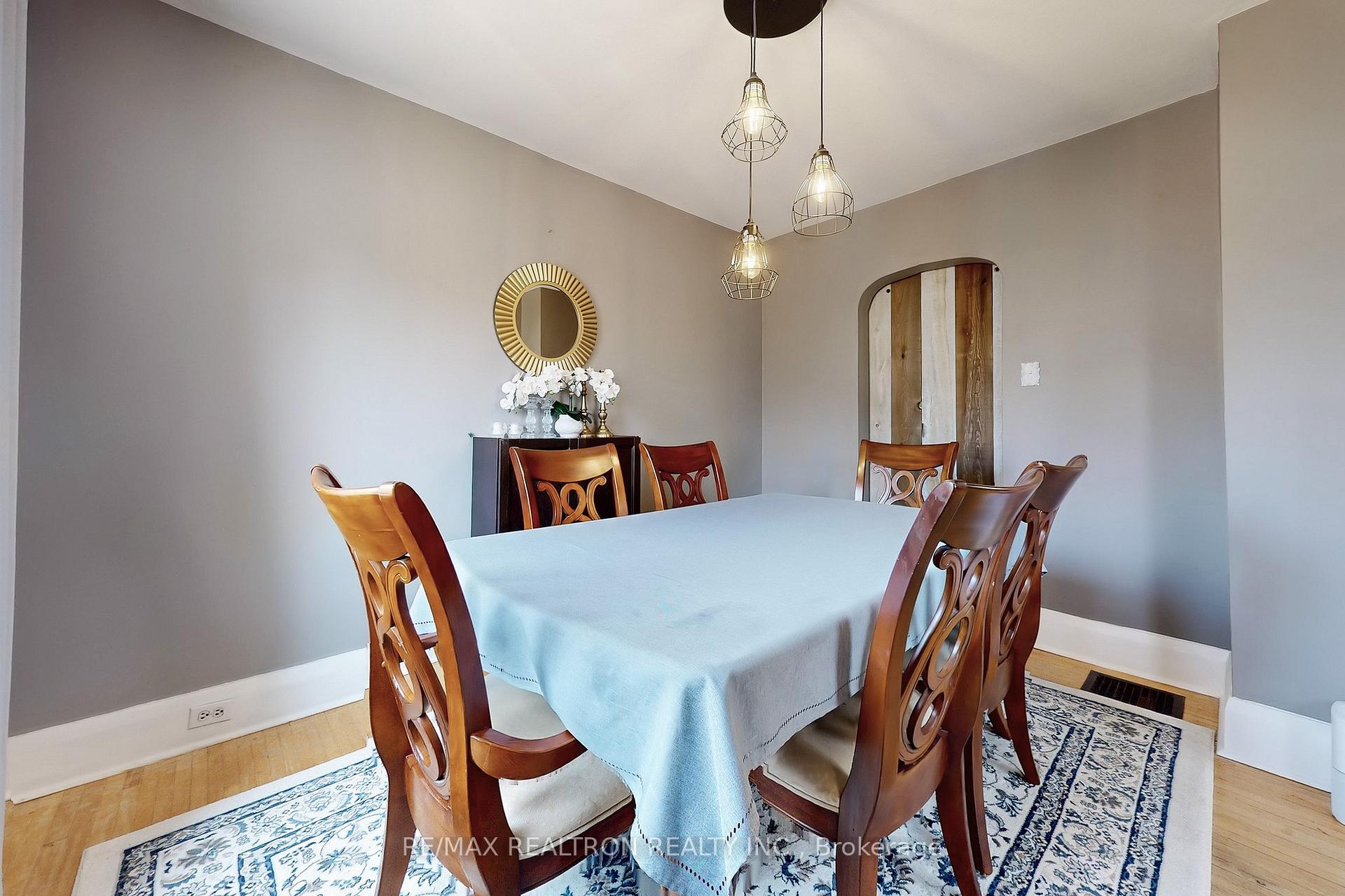 Photo 13 of 11 Eccles Street N, Barrie, Queen's Park — HOMEH