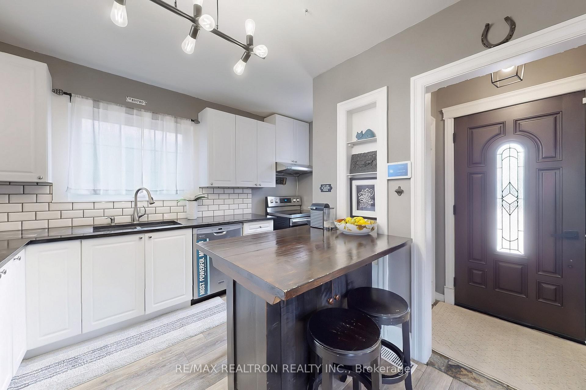 Photo 12 of 11 Eccles Street N, Barrie, Queen's Park — HOMEH