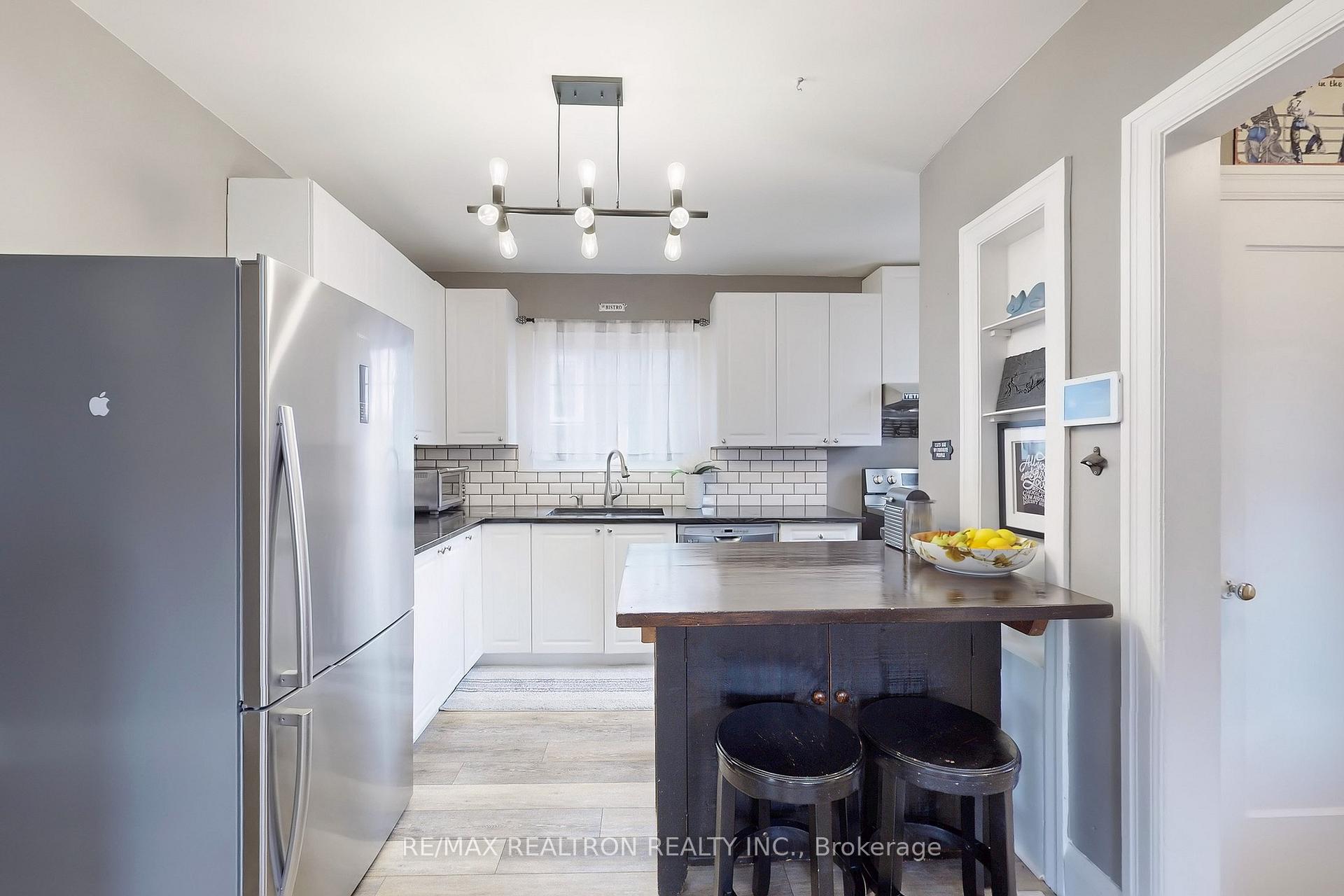 Photo 15 of 11 Eccles Street N, Barrie, Queen's Park — HOMEH