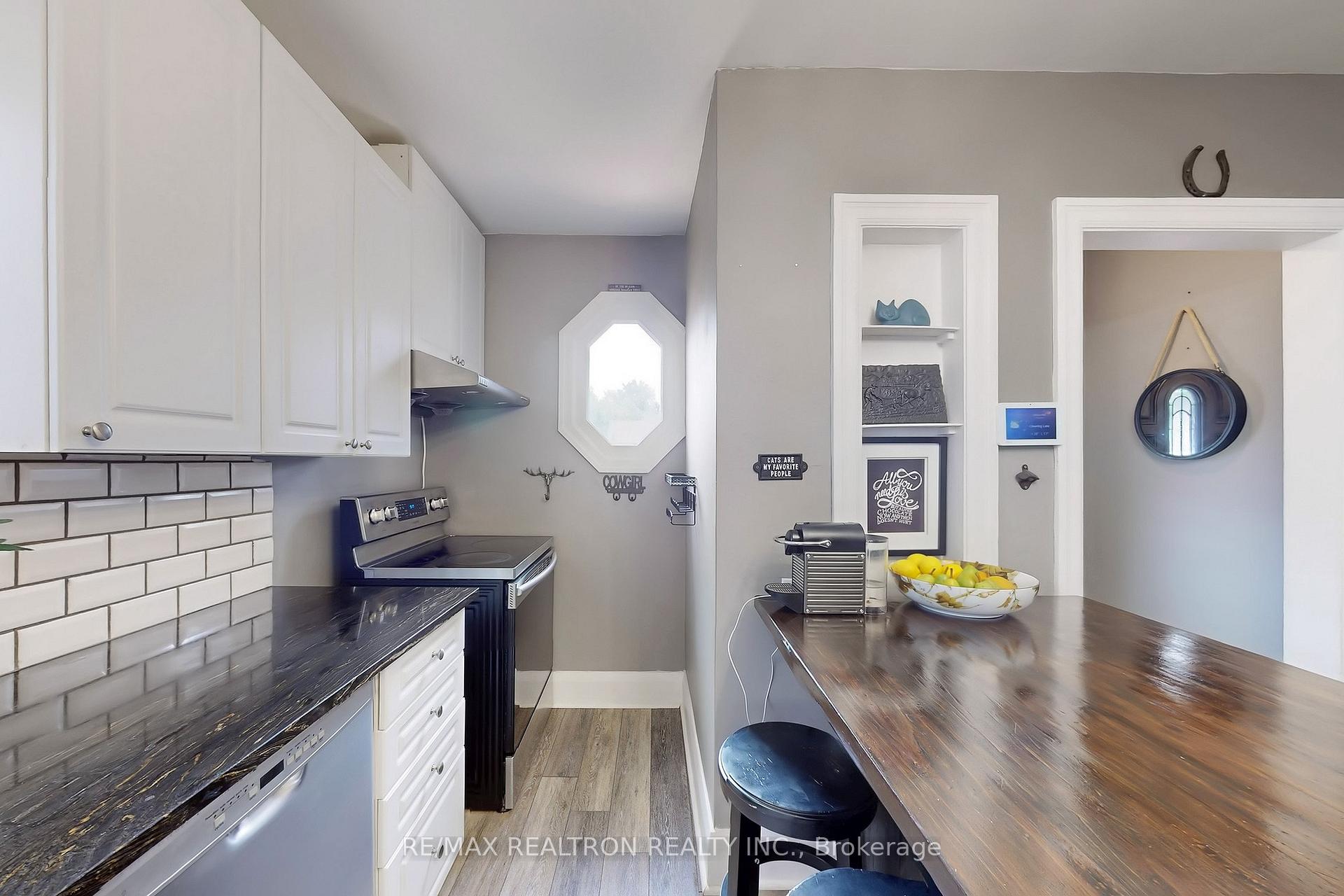 Photo 14 of 11 Eccles Street N, Barrie, Queen's Park — HOMEH