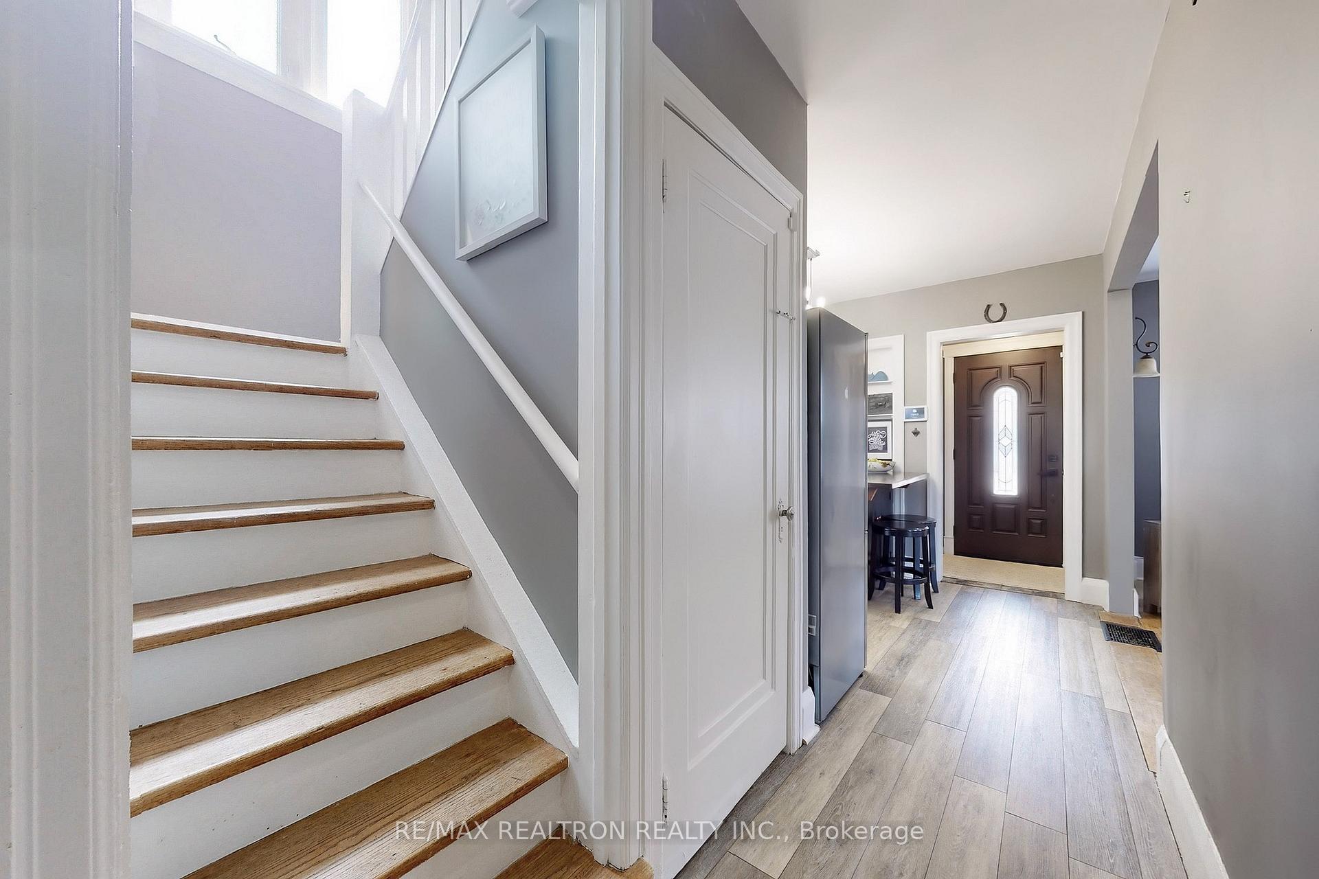 Photo 19 of 11 Eccles Street N, Barrie, Queen's Park — HOMEH