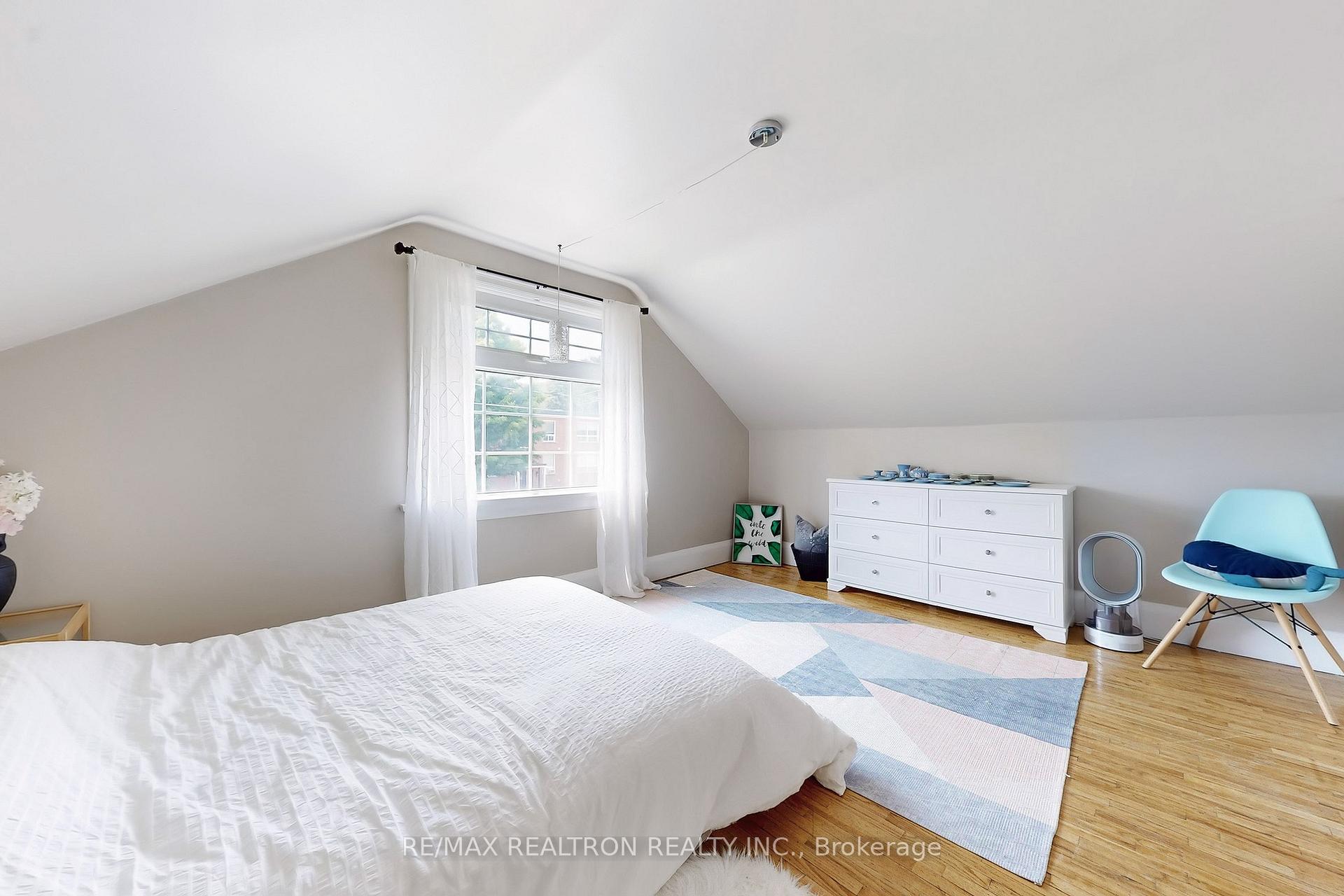 Photo 21 of 11 Eccles Street N, Barrie, Queen's Park — HOMEH