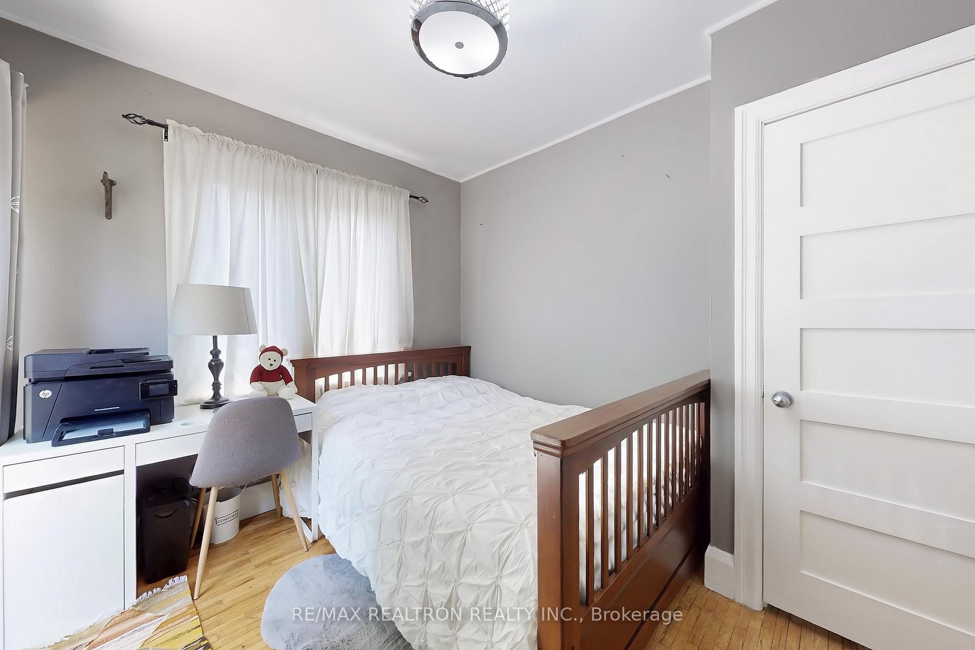Photo 24 of 11 Eccles Street N, Barrie, Queen's Park — HOMEH