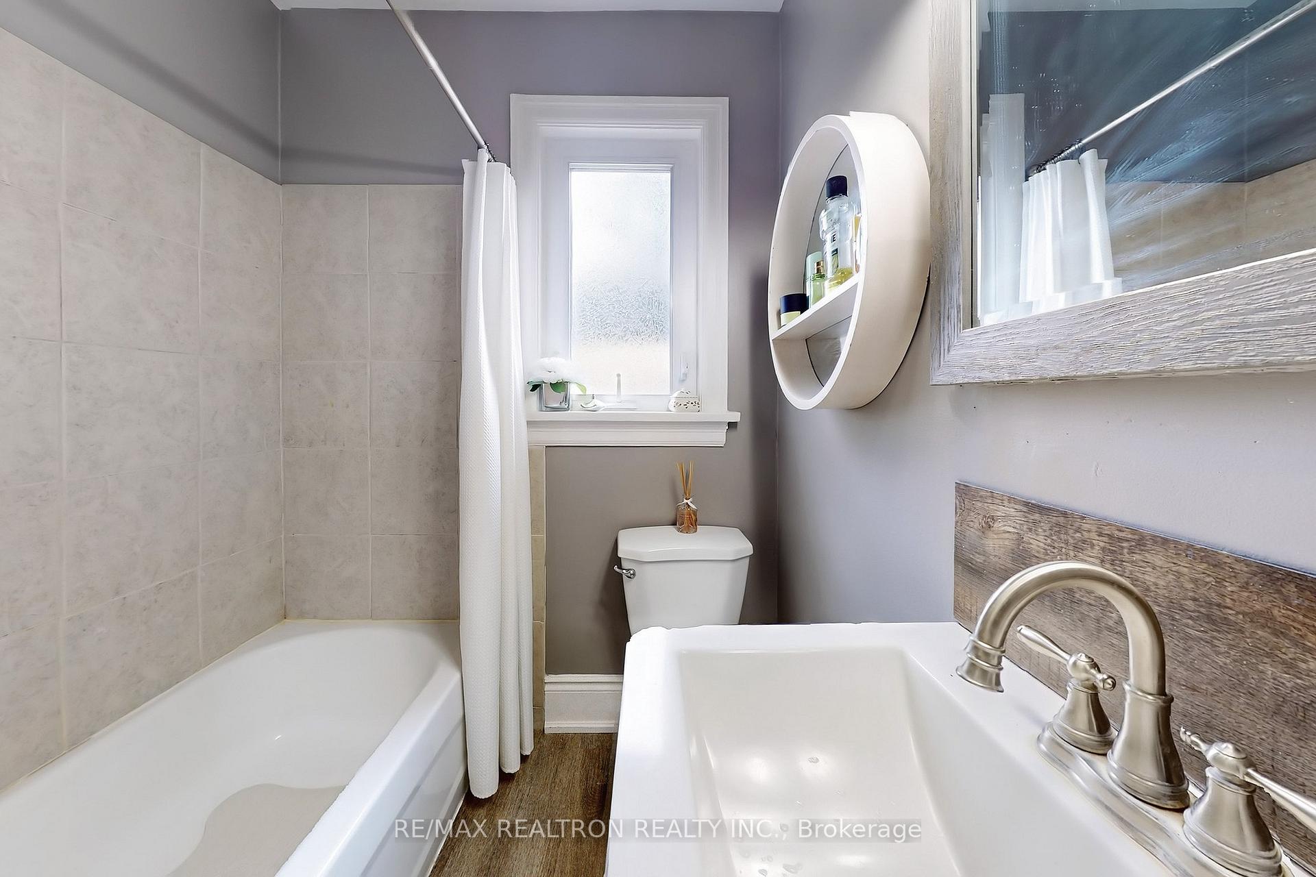 Photo 30 of 11 Eccles Street N, Barrie, Queen's Park — HOMEH