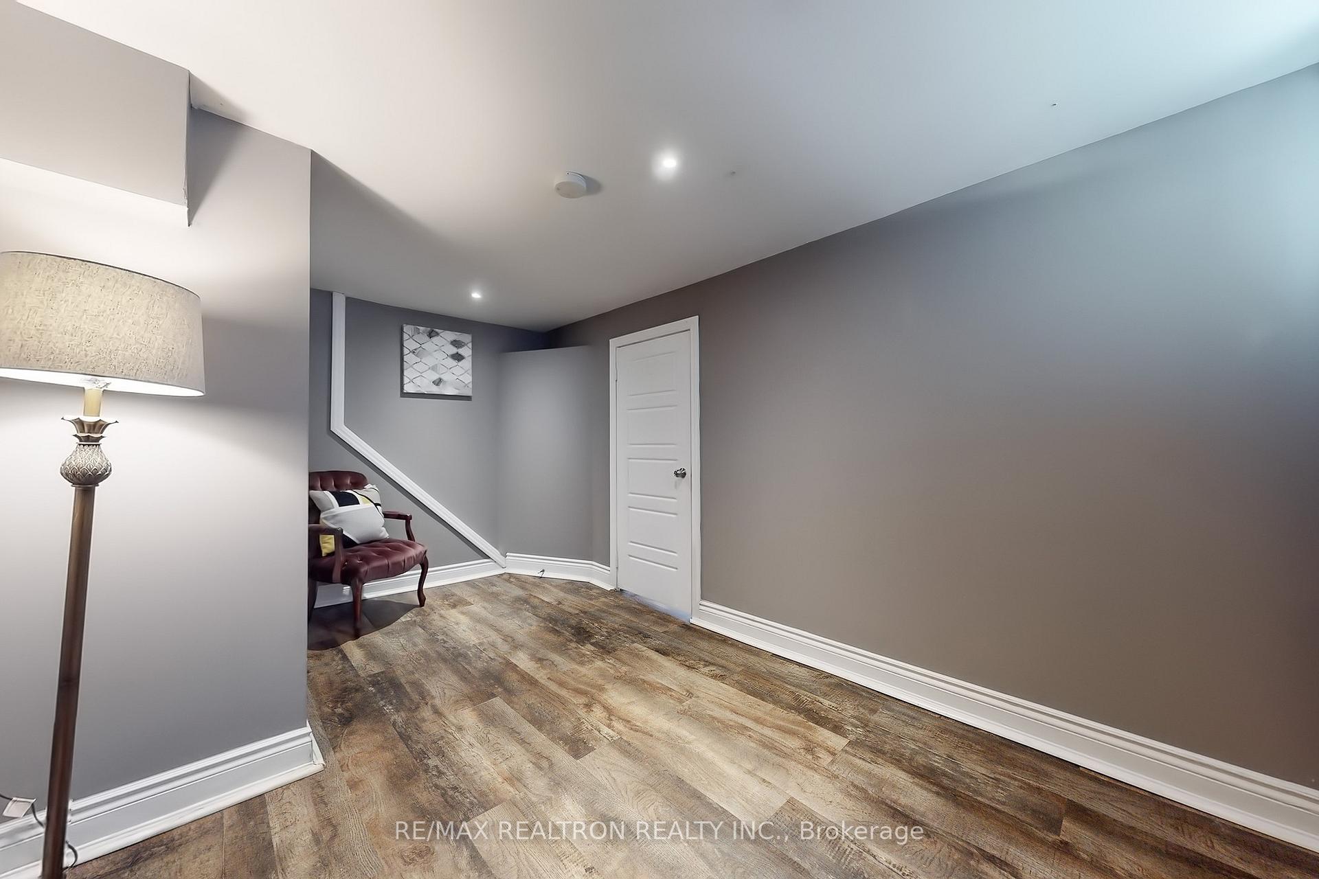 Photo 34 of 11 Eccles Street N, Barrie, Queen's Park — HOMEH