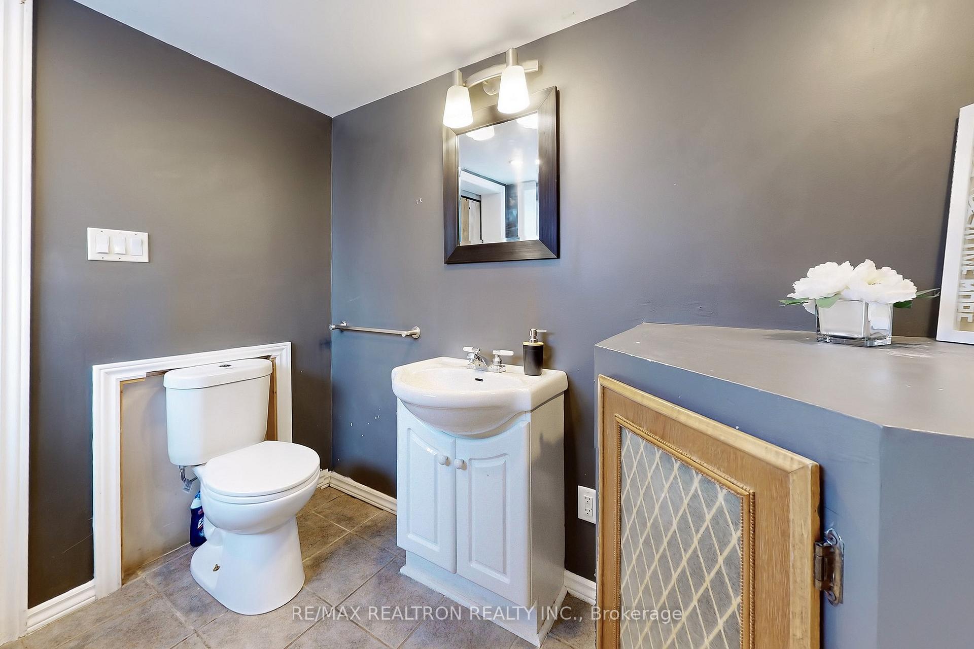 Photo 39 of 11 Eccles Street N, Barrie, Queen's Park — HOMEH