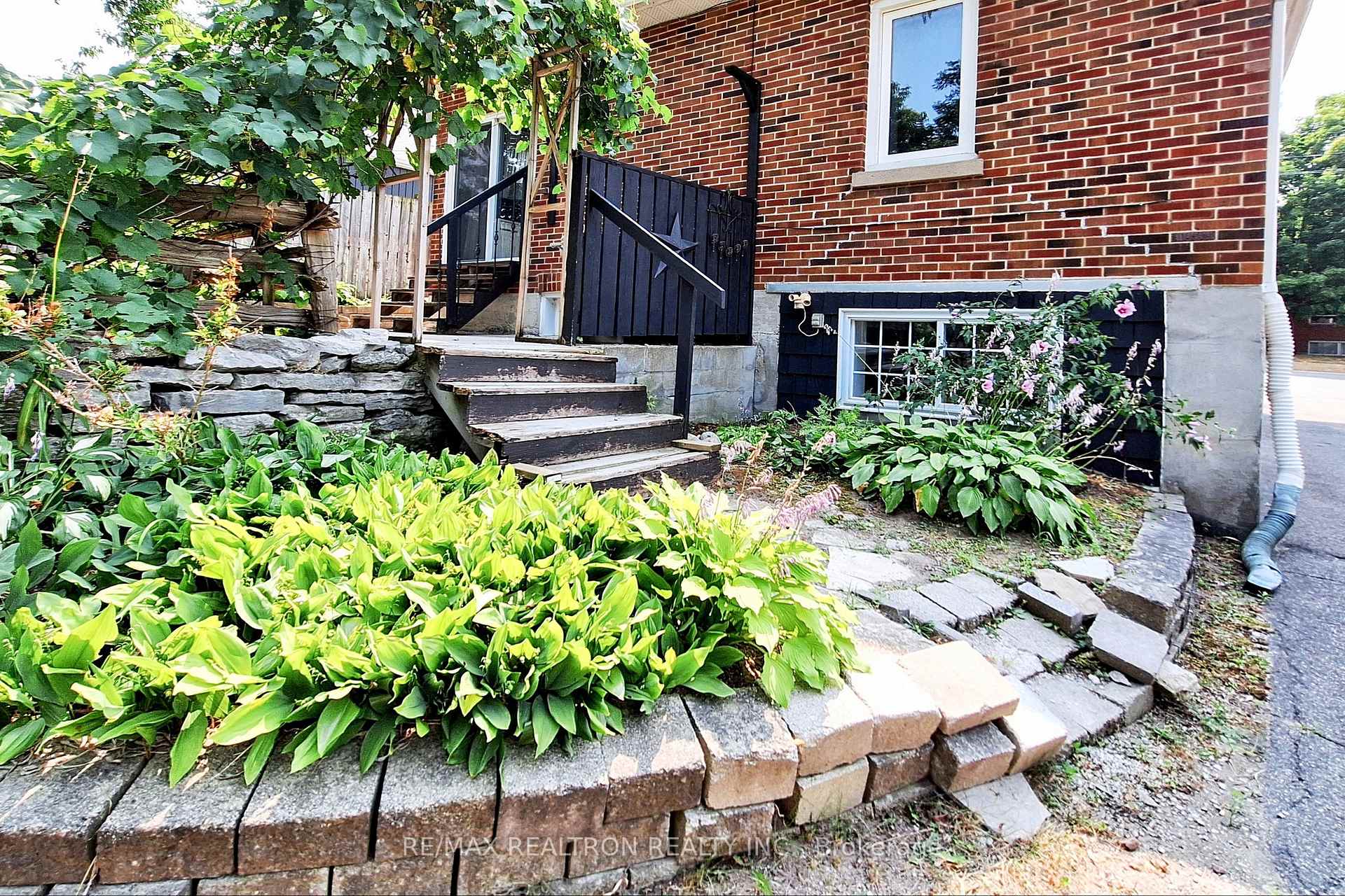 Photo 44 of 11 Eccles Street N, Barrie, Queen's Park — HOMEH