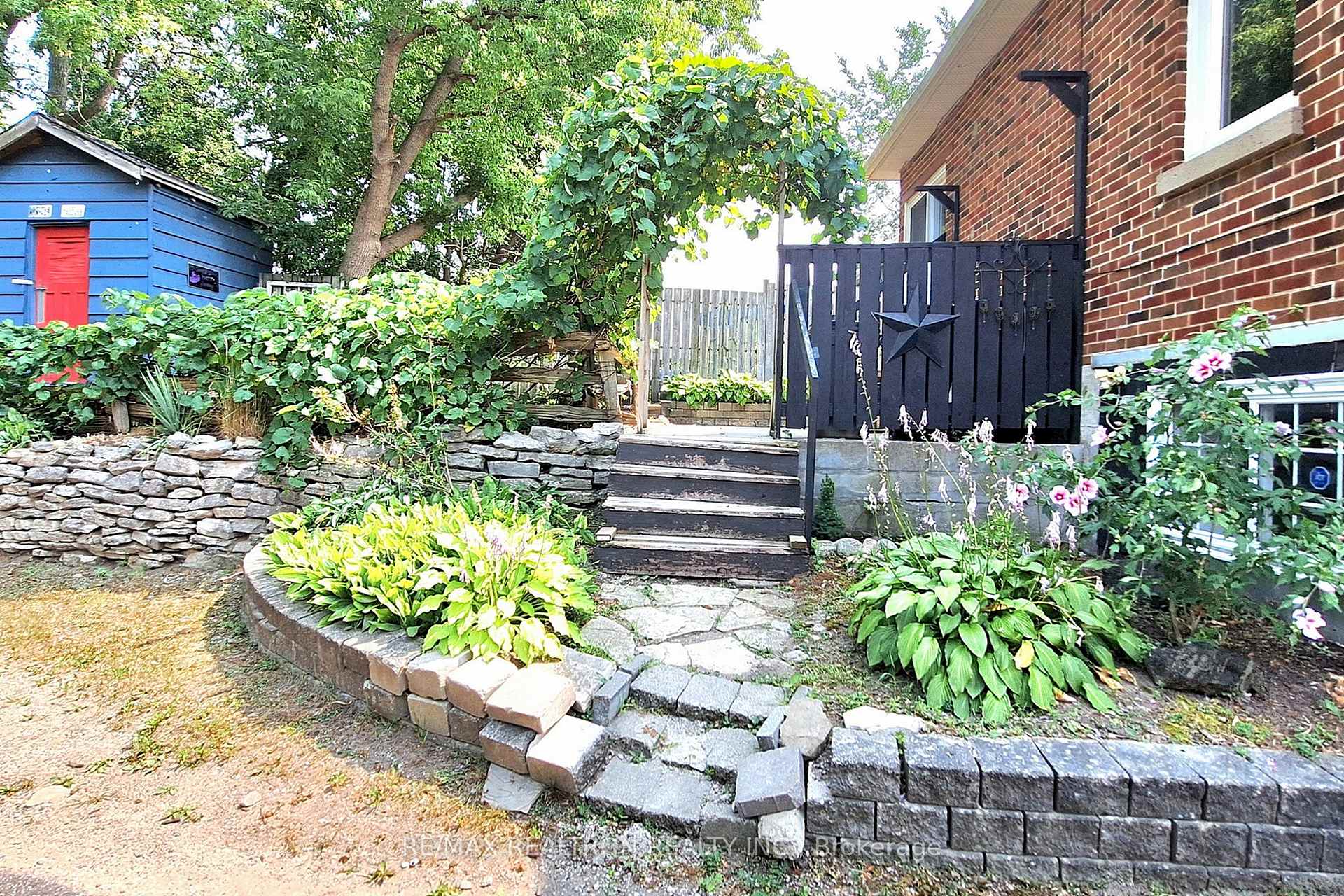 Photo 48 of 11 Eccles Street N, Barrie, Queen's Park — HOMEH
